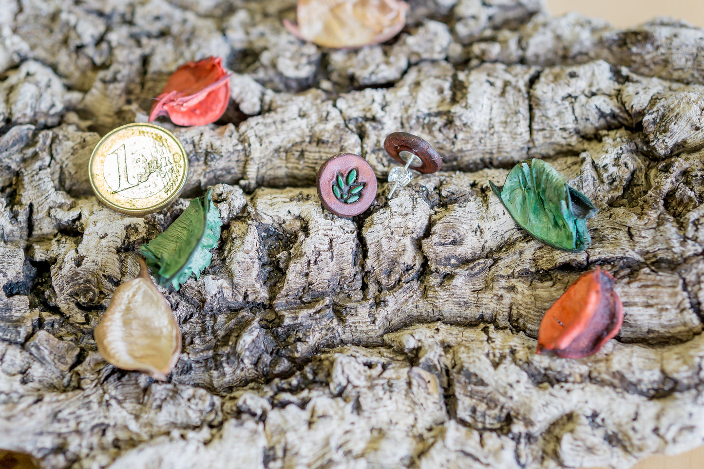 Brincos de couro padrão folha feitos à mão em cor verde