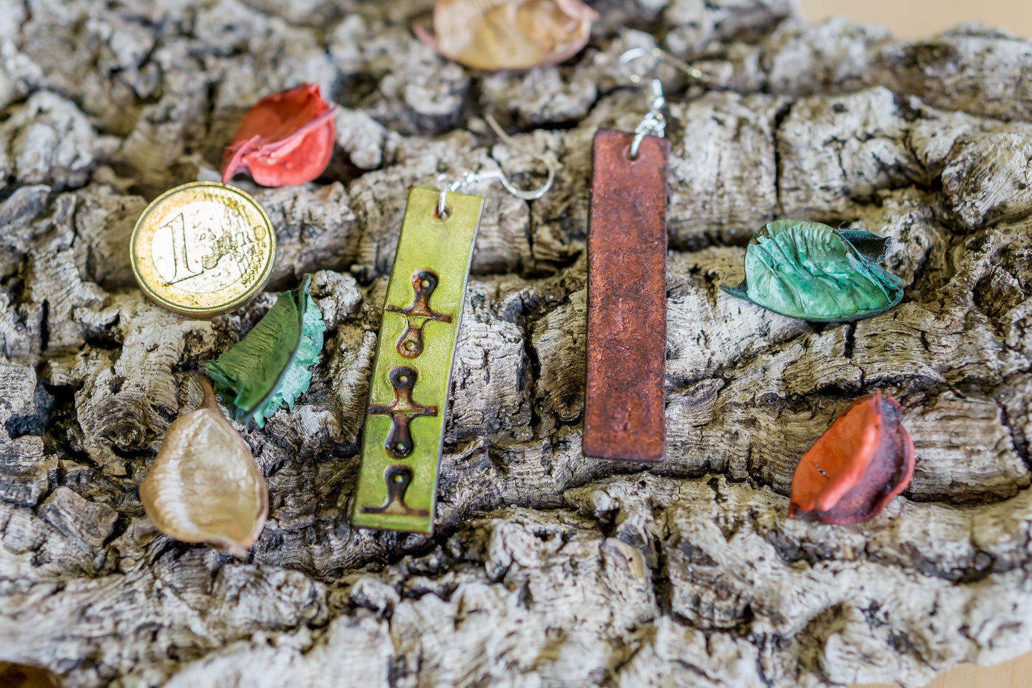 Brincos de couro formato barra feitos à mão em cor amarela