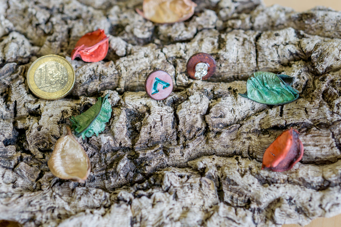 Brincos de couro padrão abstrato feitos à mão em cor turquesa