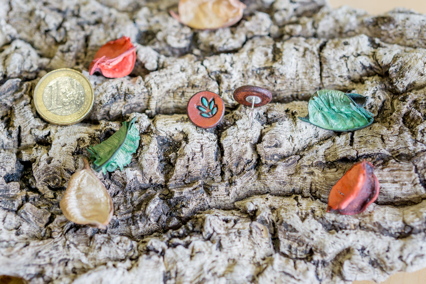 Brincos de couro padrão folha feitos à mão em cor verde