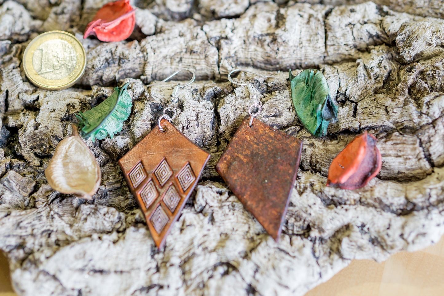 Brincos de couro em formato papagaio com motivos abstratos feitos à mão na cor lilás