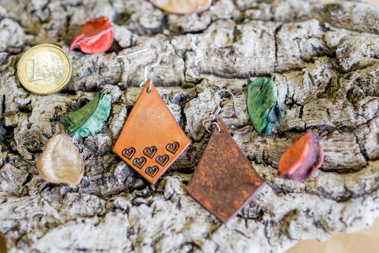 Brincos de couro em formato papagaio com motivos abstratos feitos à mão na cor laranja