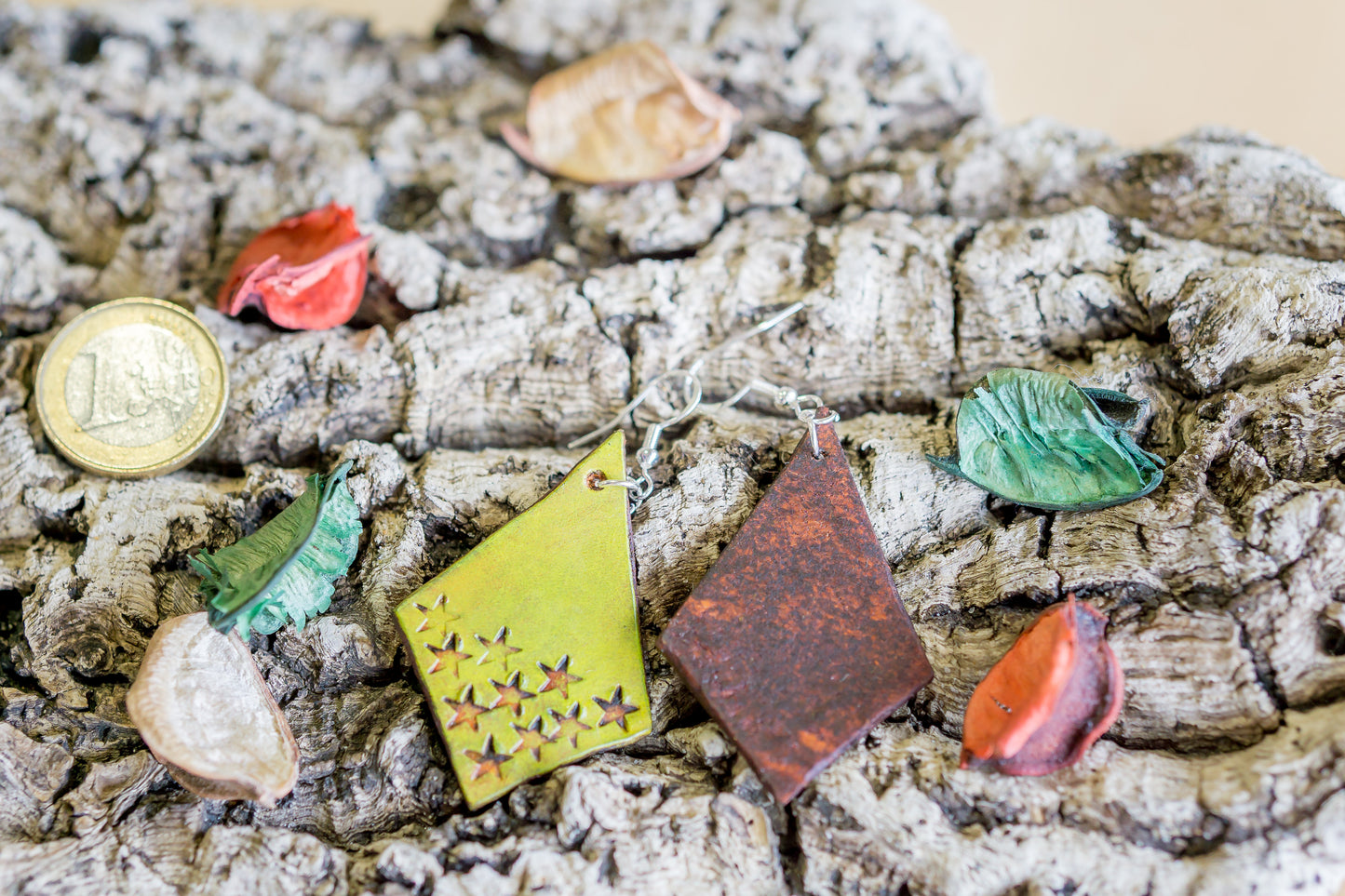 Brincos de couro em formato papagaio com motivos abstratos feitos à mão na cor amarela