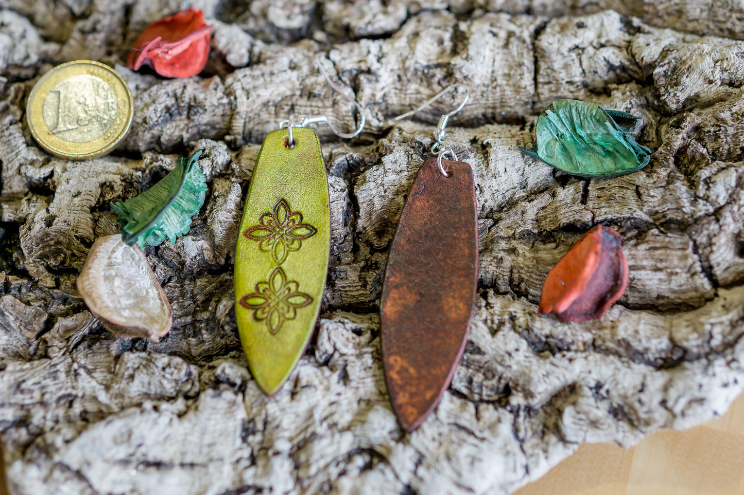 Brincos de couro em formato prancha de surf com motivos abstratos feitos à mão na cor amarela