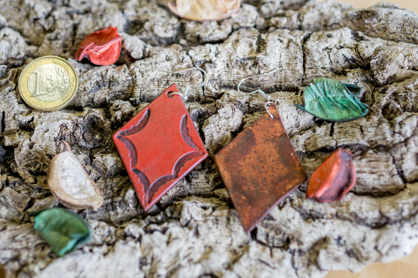 Brincos de couro em formato losango com motivos abstratos feitos à mão na cor vermelha