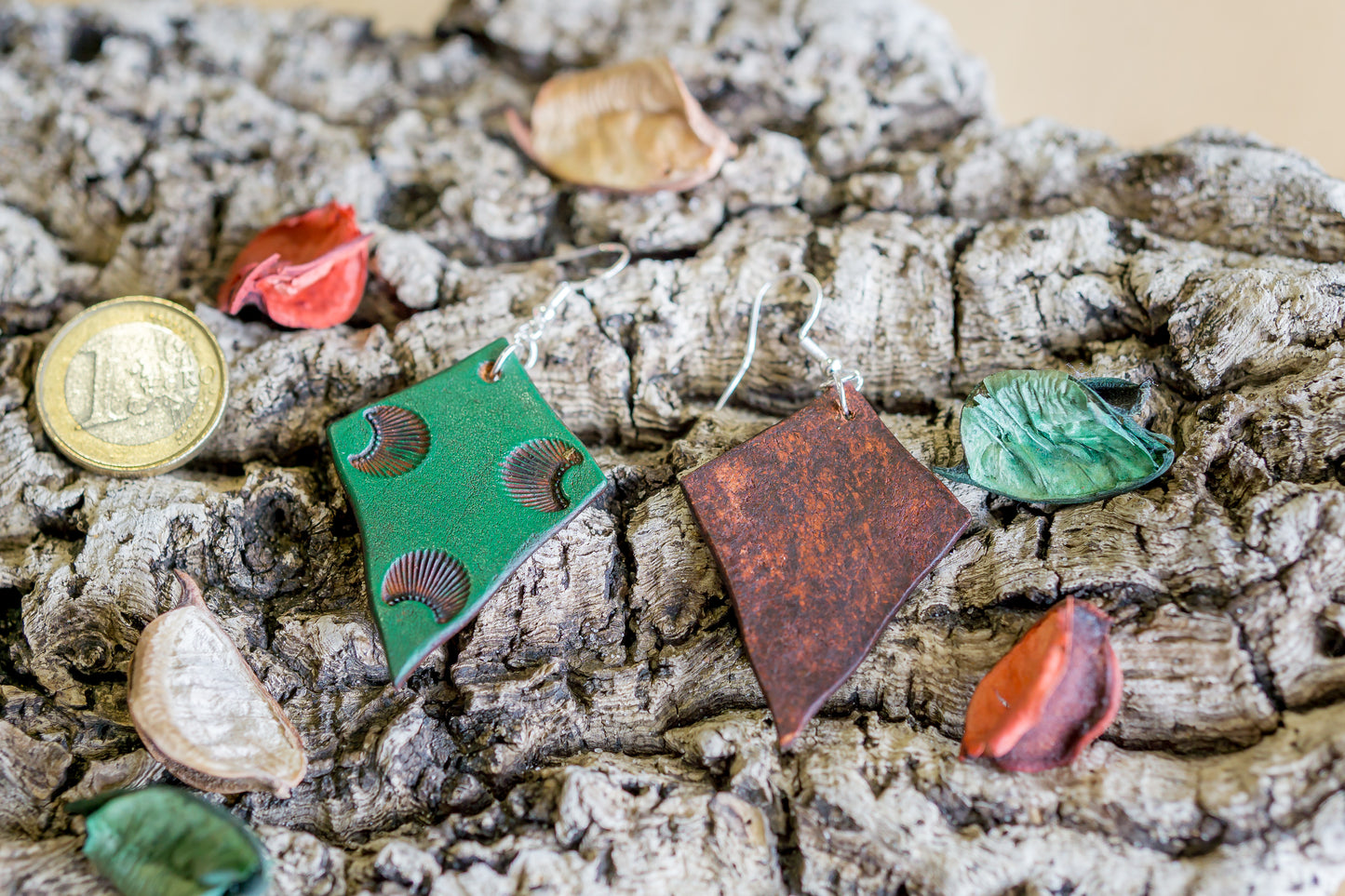 Brincos de couro em formato papagaio com motivos abstratos feitos à mão na cor verde