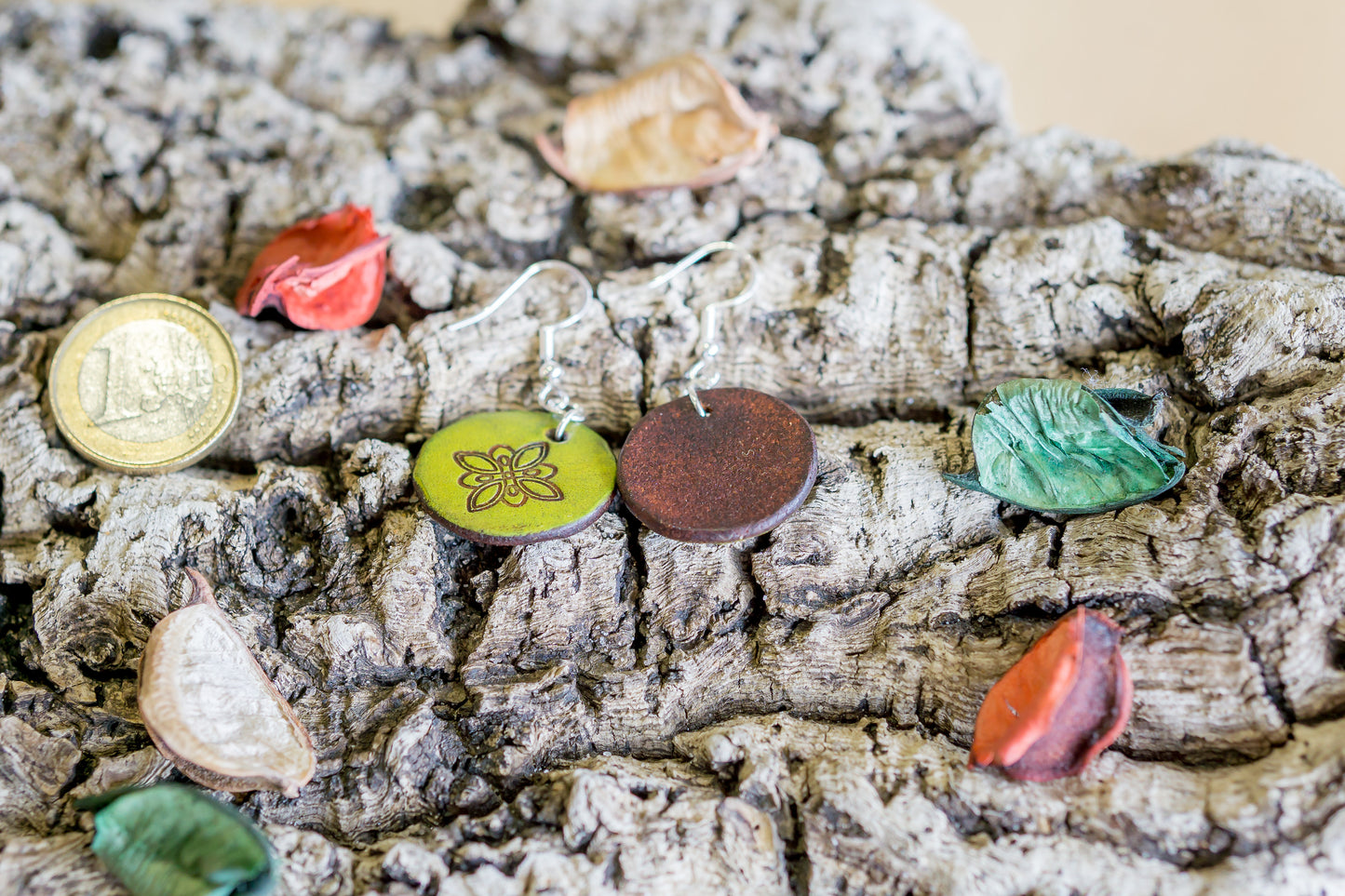 Brincos de couro em formato redondo com motivos abstratos feitos à mão na cor amarela