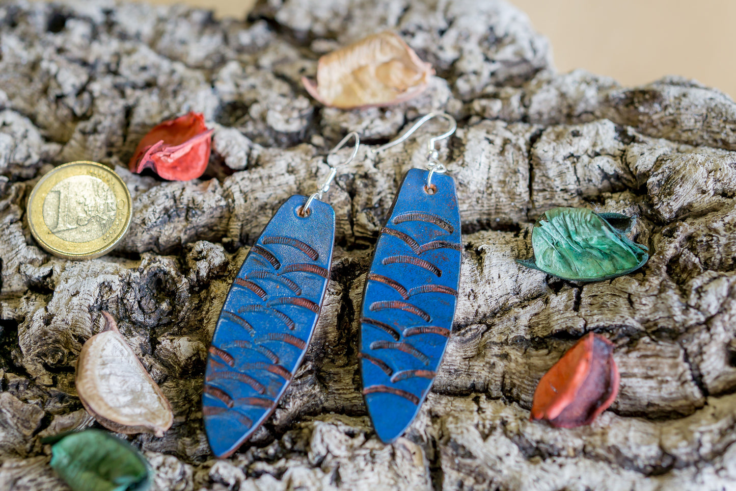 Brincos de couro em formato prancha de surf com motivos abstratos feitos à mão na cor azul