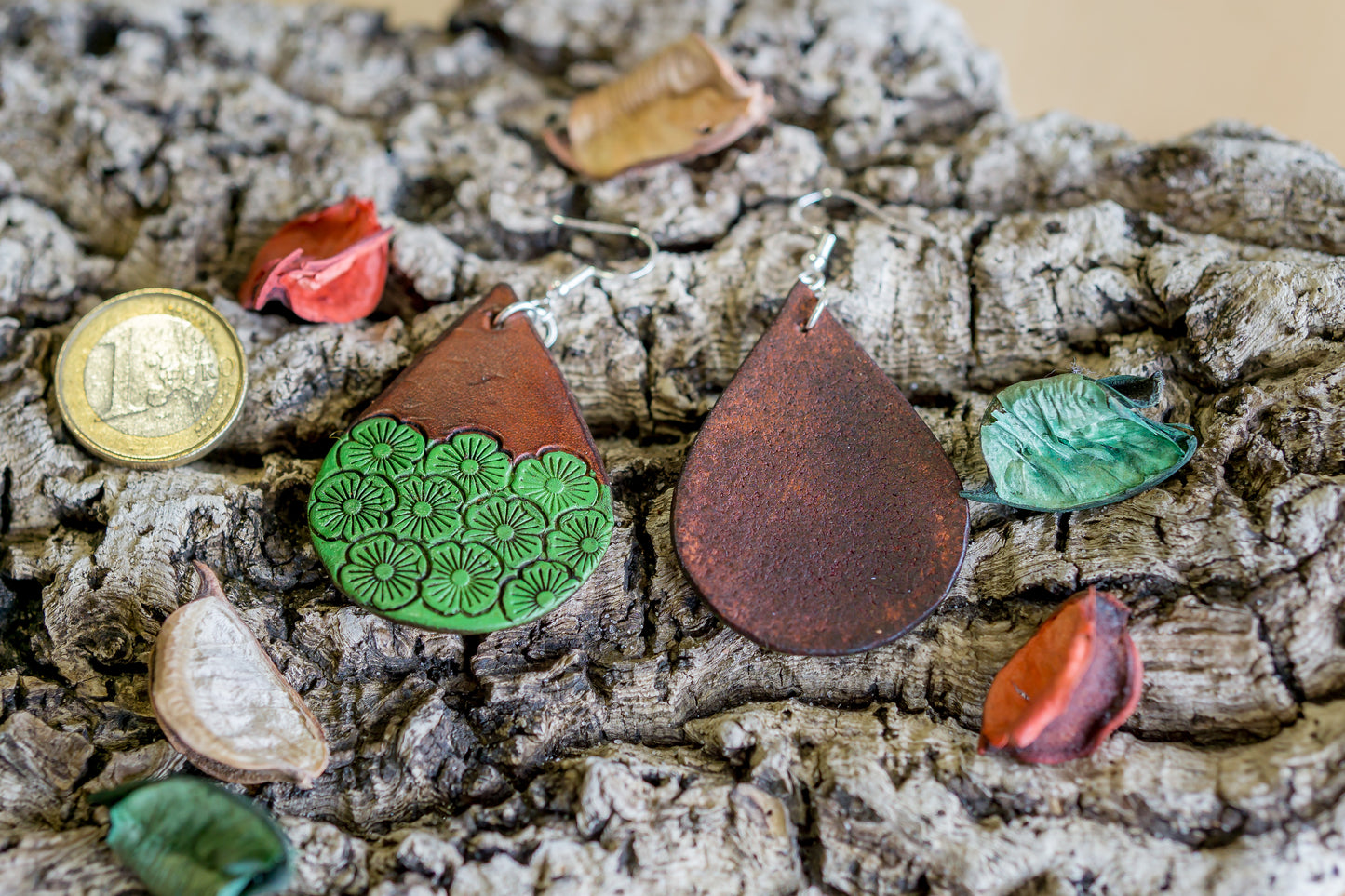 Brincos de couro em formato gota com motivos florais feitos à mão na cor castanho e verde