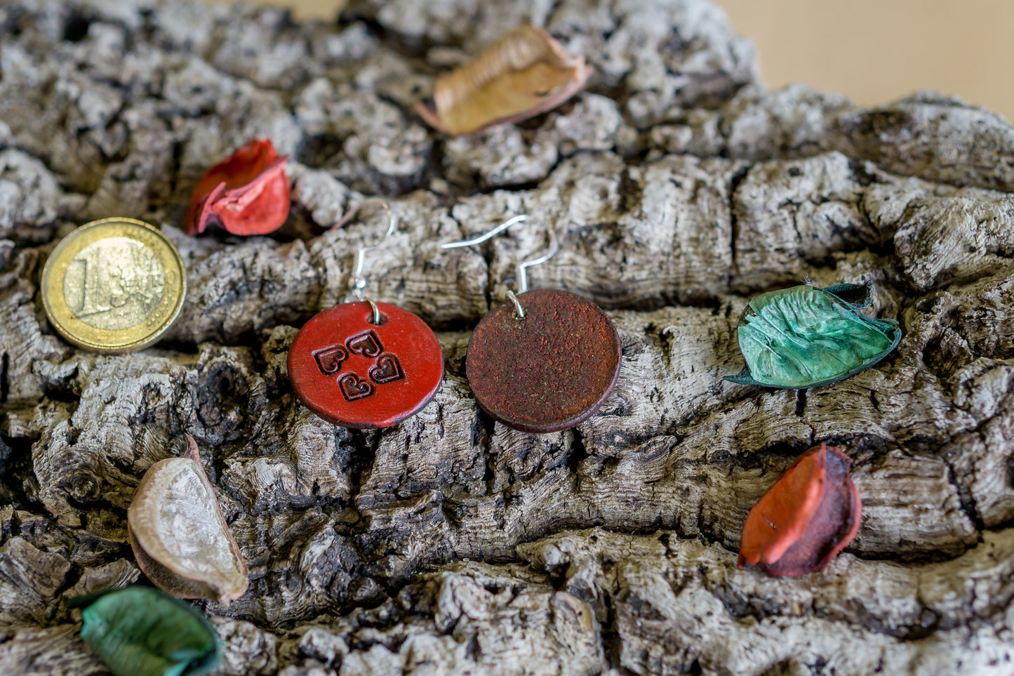 Brincos de couro em formato redondo com motivos abstratos feitos à mão na cor vermelha