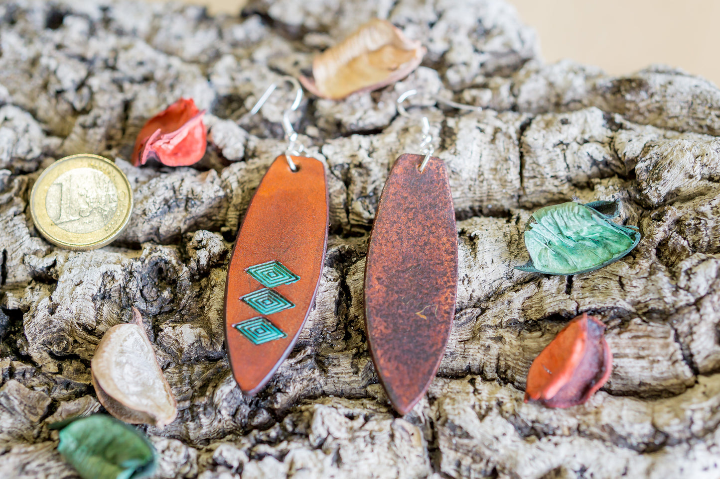 Brincos de couro em formato prancha de surf com motivos abstratos feitos à mão na cor castanho e turquesa