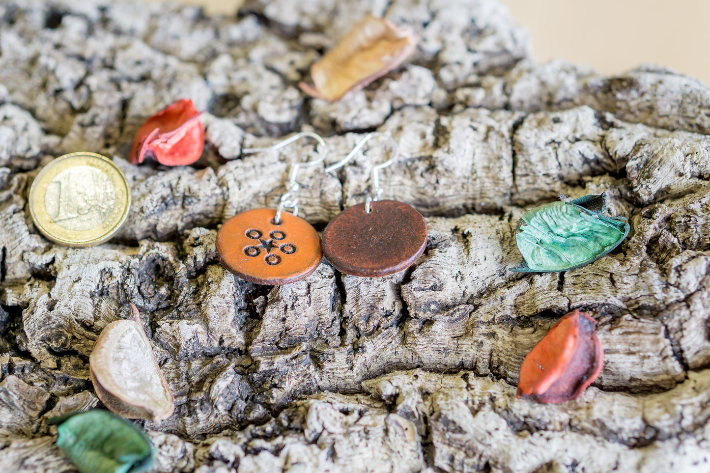 Brincos de couro em formato redondo com motivos abstratos feitos à mão na cor laranja