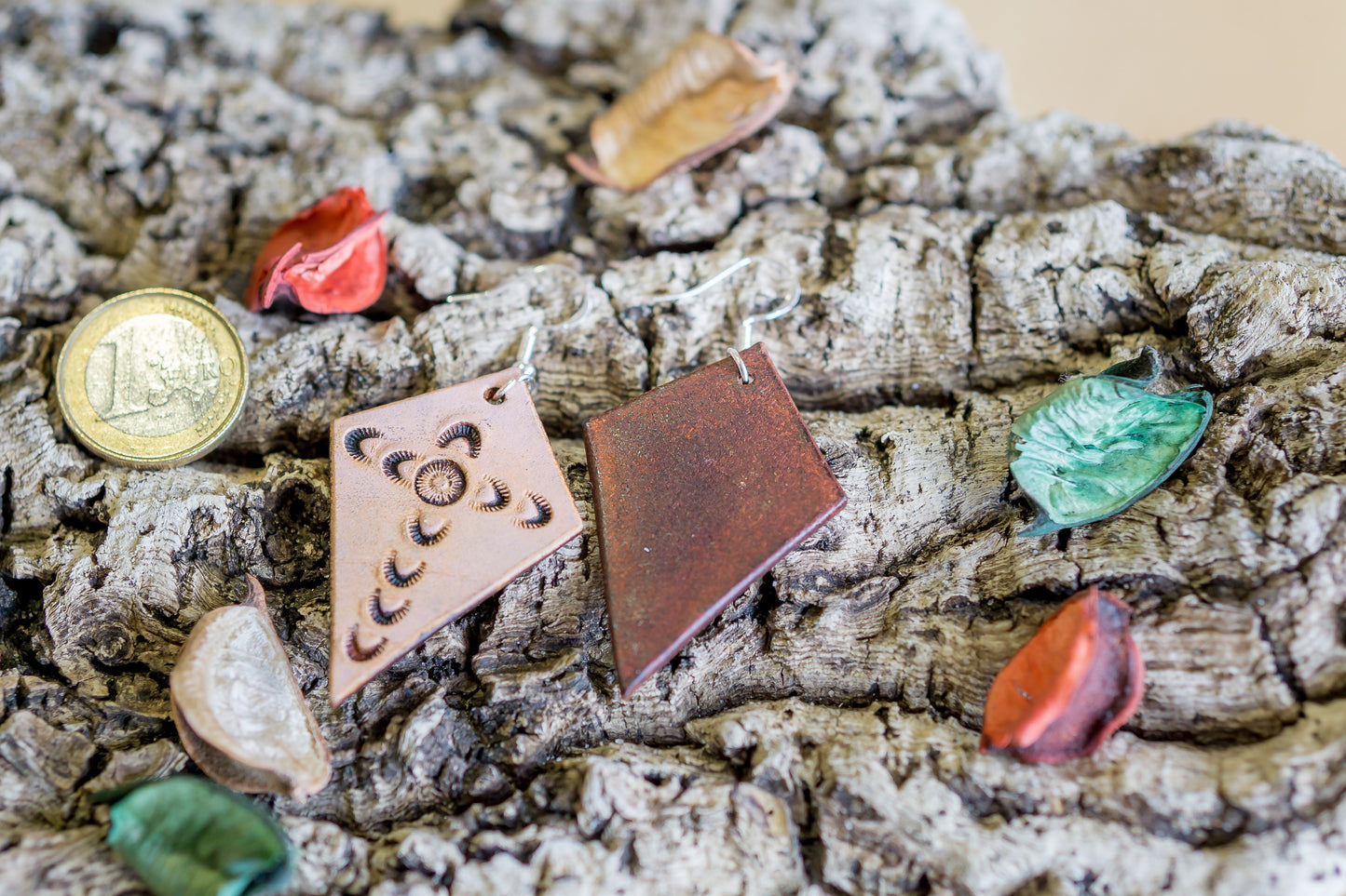 Brincos de couro em formato papagaio com motivos abstratos feitos à mão na cor rosa