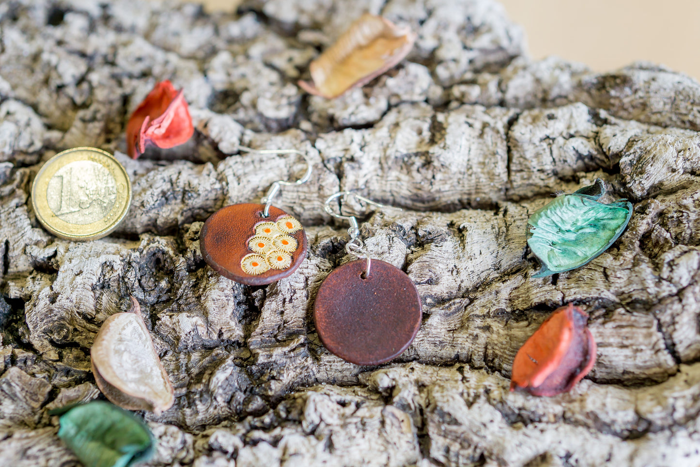 Brincos de couro em formato redondo com motivos florais feitos à mão na cor castanho e branco