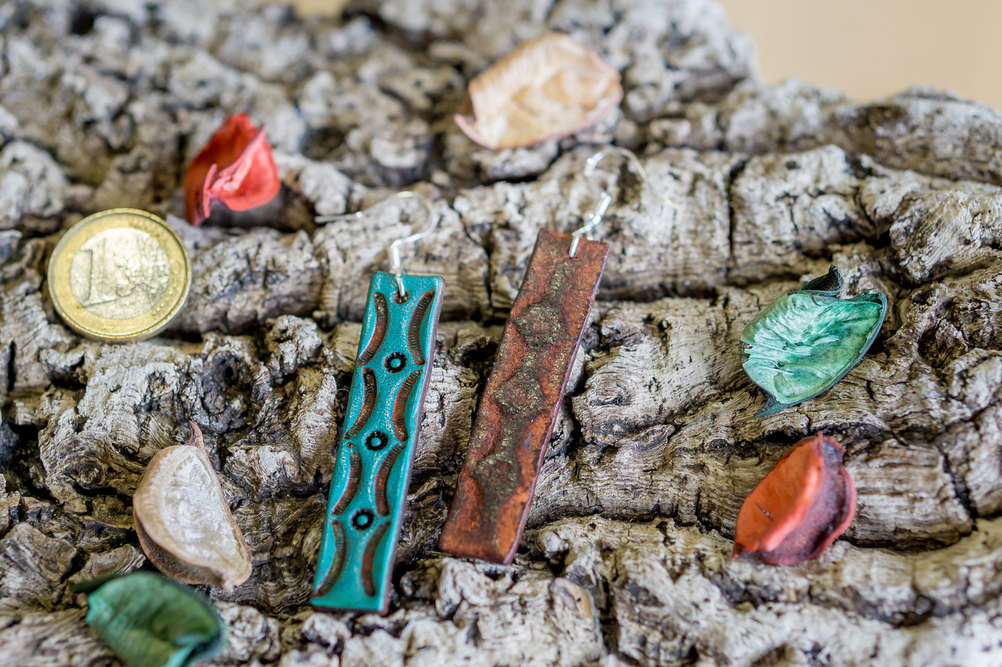Brincos de couro em formato barra com motivos abstratos feitos à mão na cor turquesa