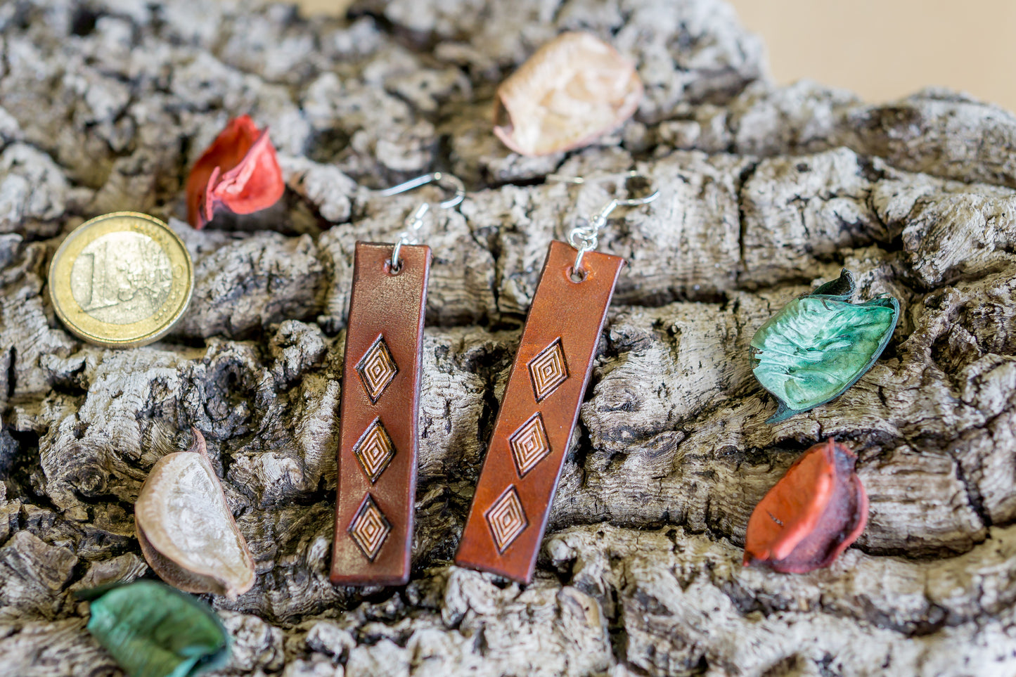 Brincos de couro em formato barra com motivos abstratos feitos à mão na cor castanho e lilás