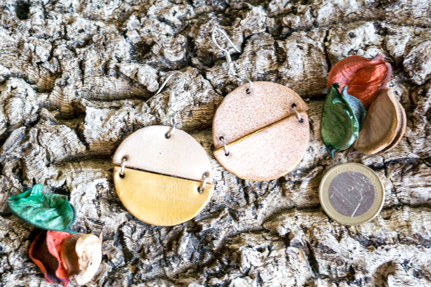 Brincos de couro em formato meio círculo em dourado e prateado