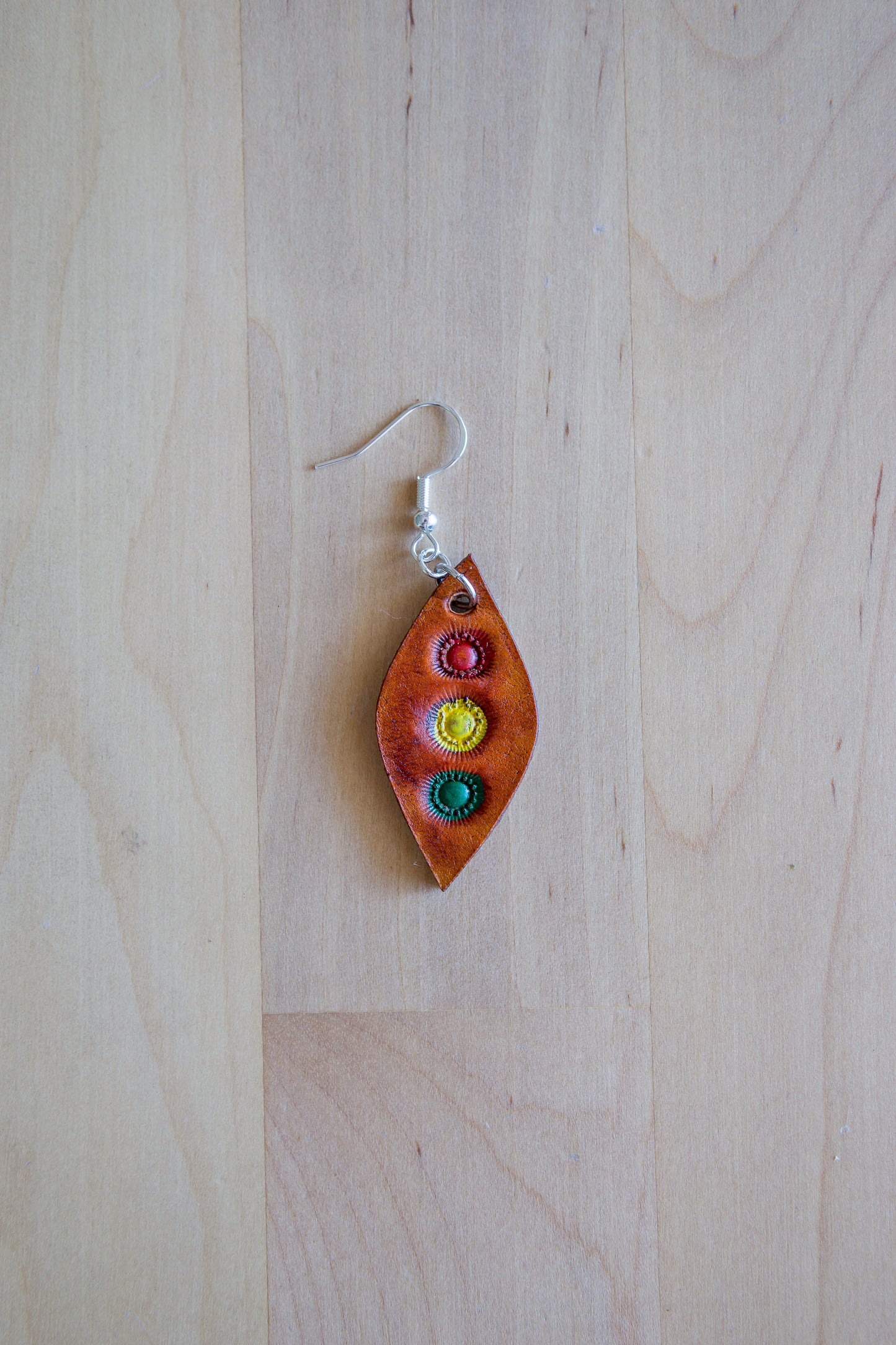 Brincos de Couro Artesanais em Forma de Losango com Cores Vibrantes