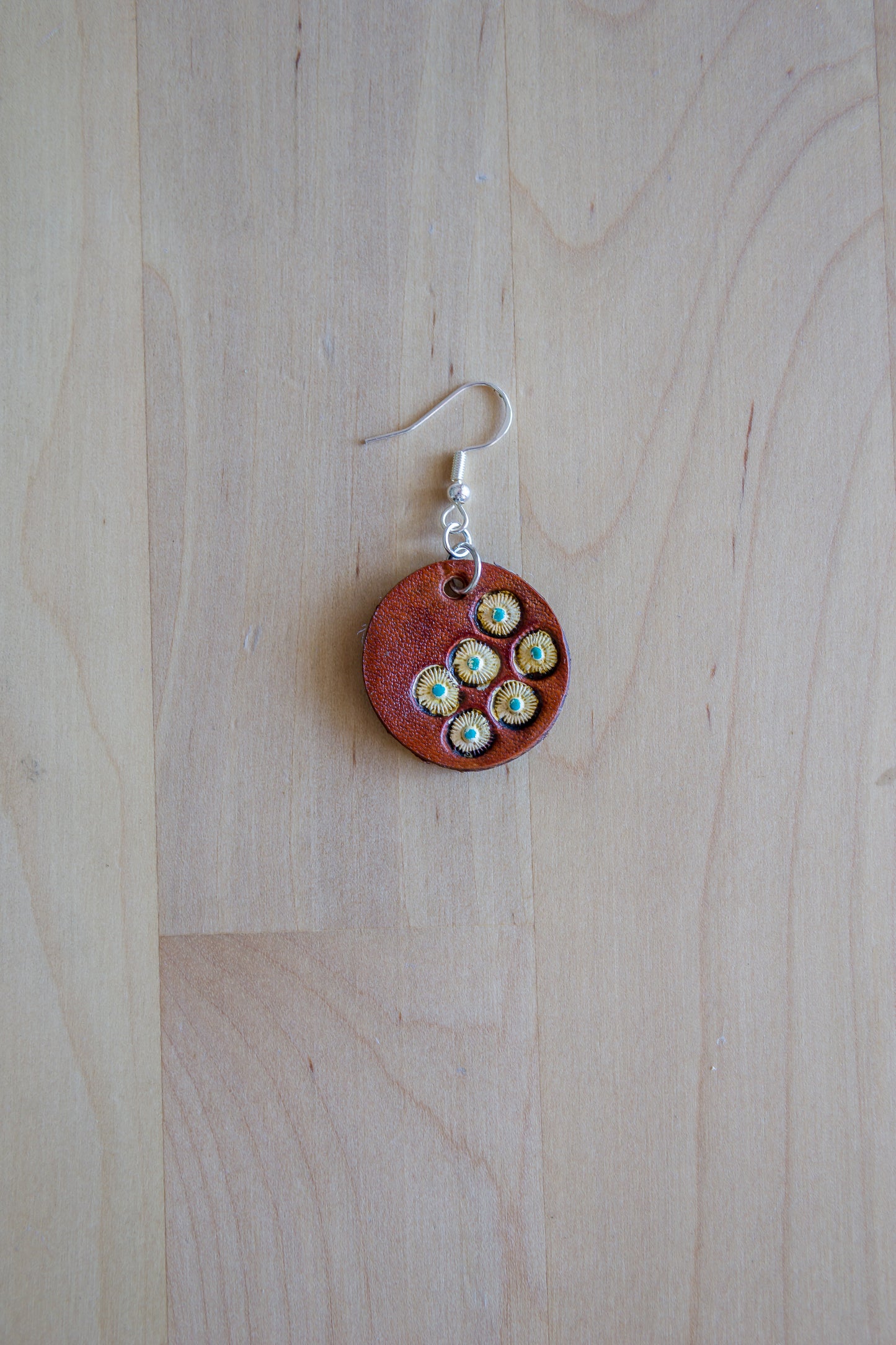 Brincos de Couro Artesanais com Flores Brancas e Centro Turquesa