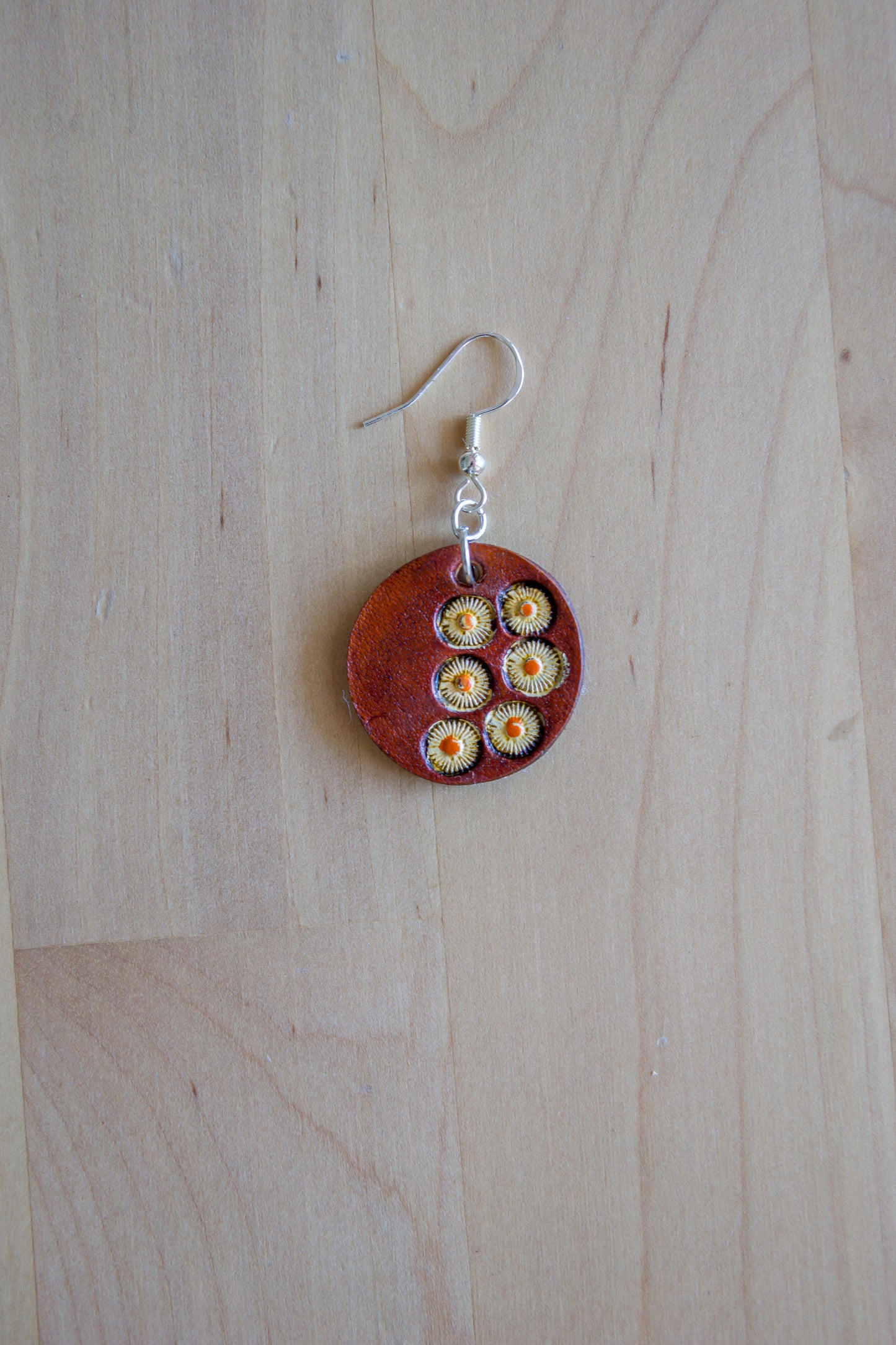 Brincos artesanais de couro redondos – motivos florais castanho e branco