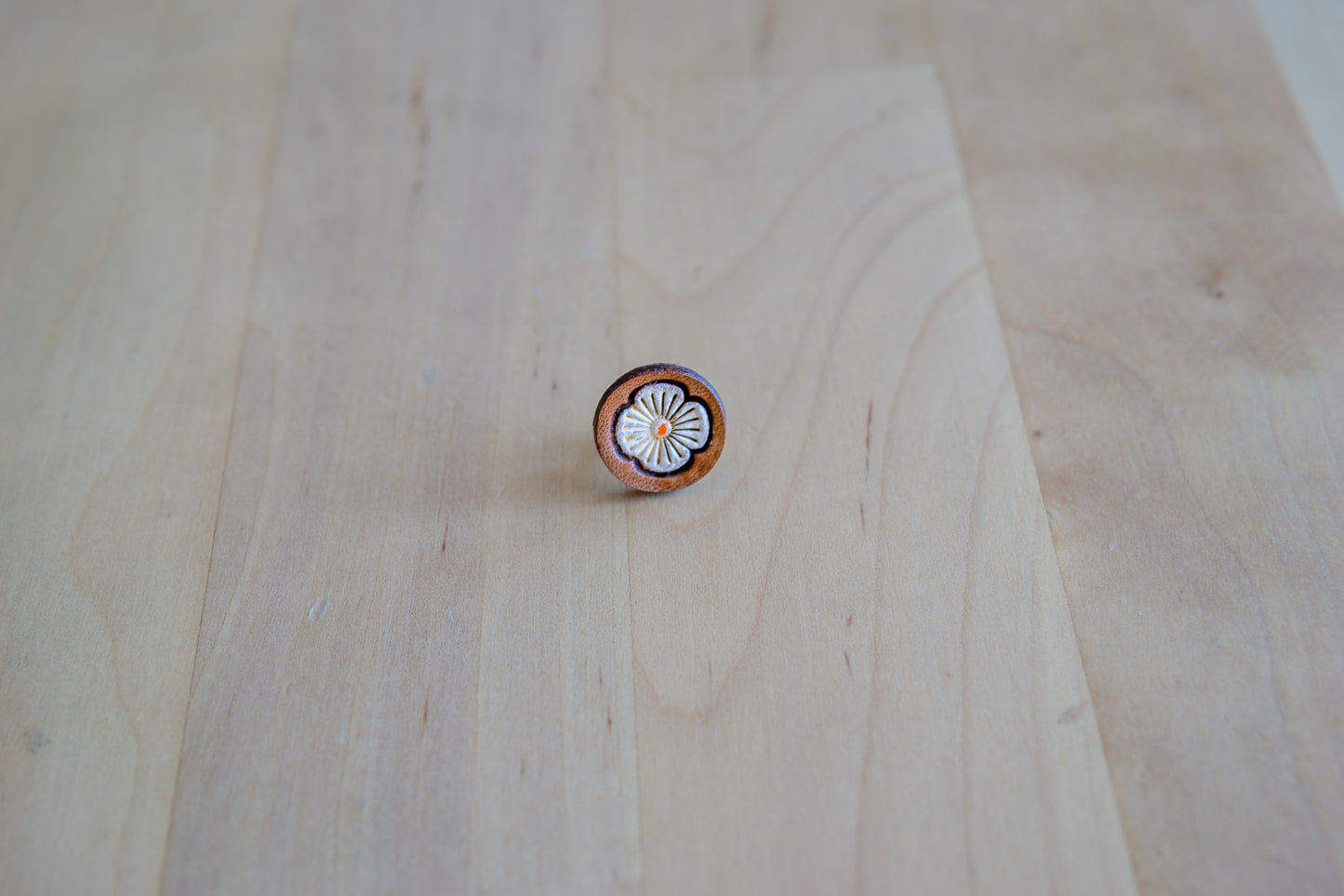 Brincos de Couro com Flor Branca Pintada à Mão