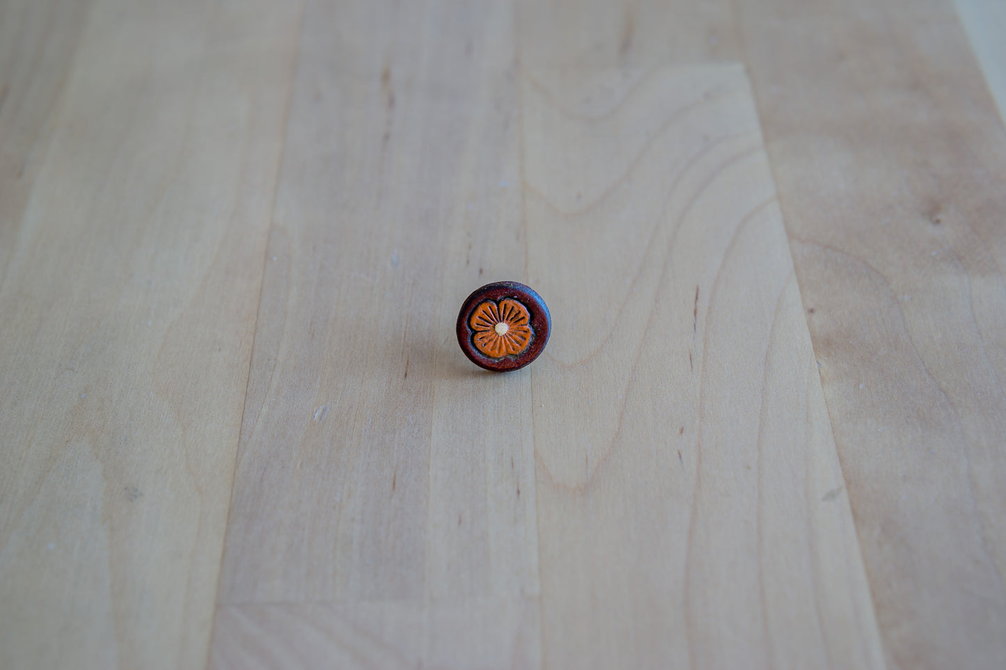 Brincos de Couro com Flor Laranja Pintada à Mão