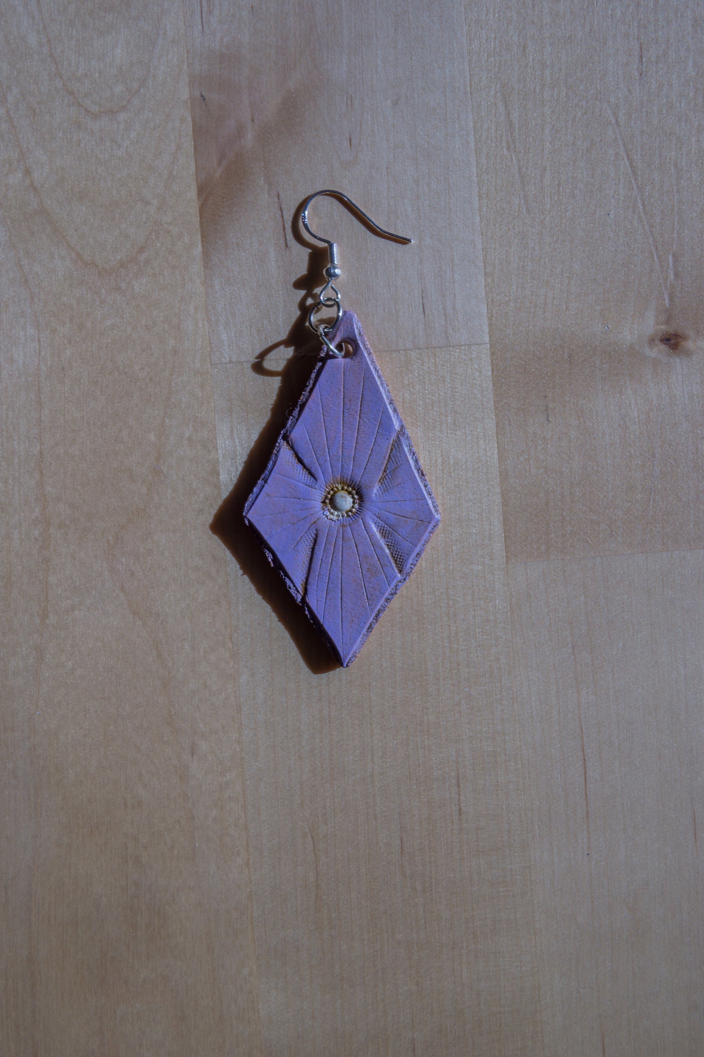 Brincos de Couro Lilás com Detalhe de Pedra Decorativa