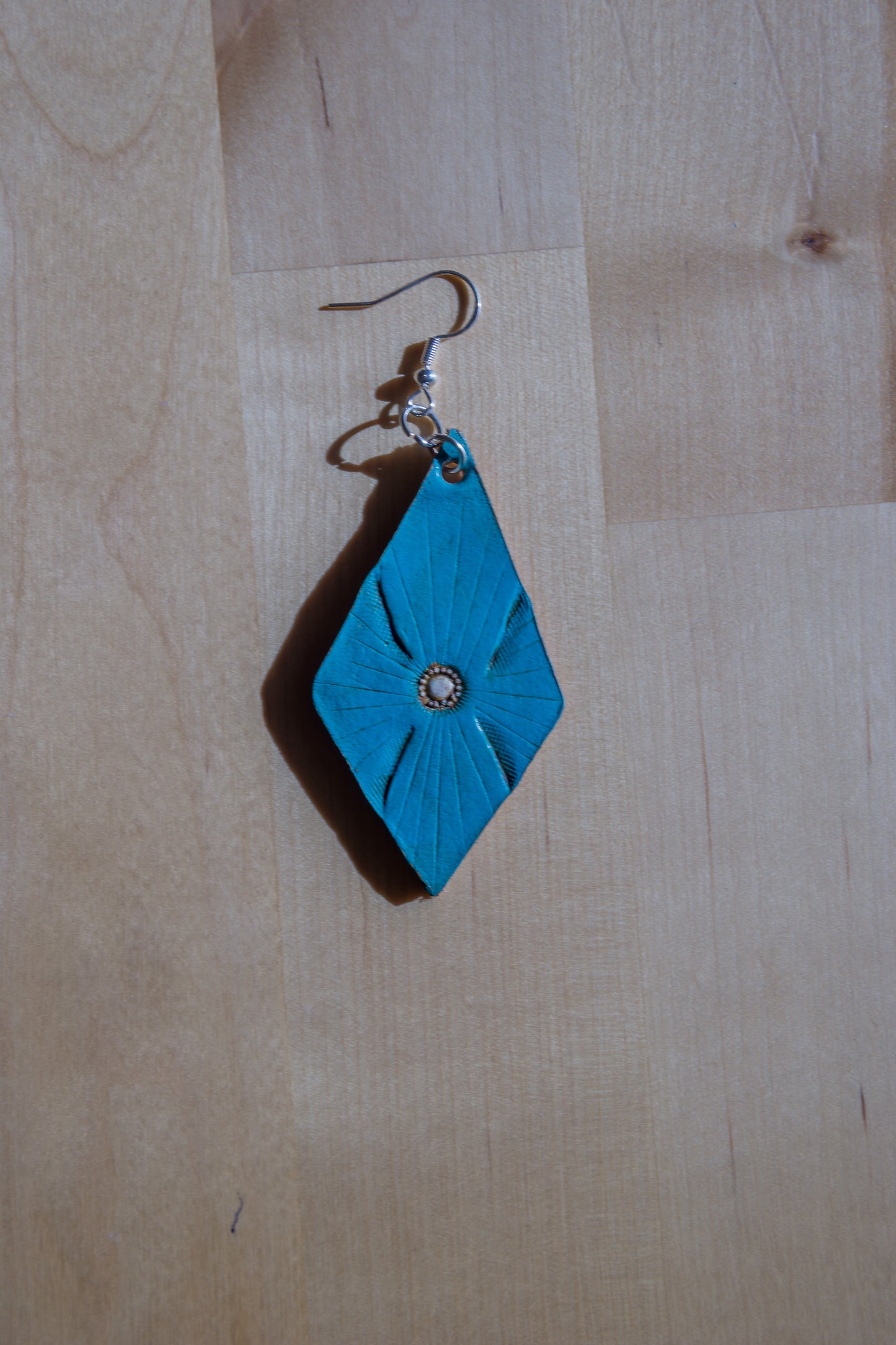 Brincos de Couro Turquesa em Forma de Losango com Detalhe Texturizado