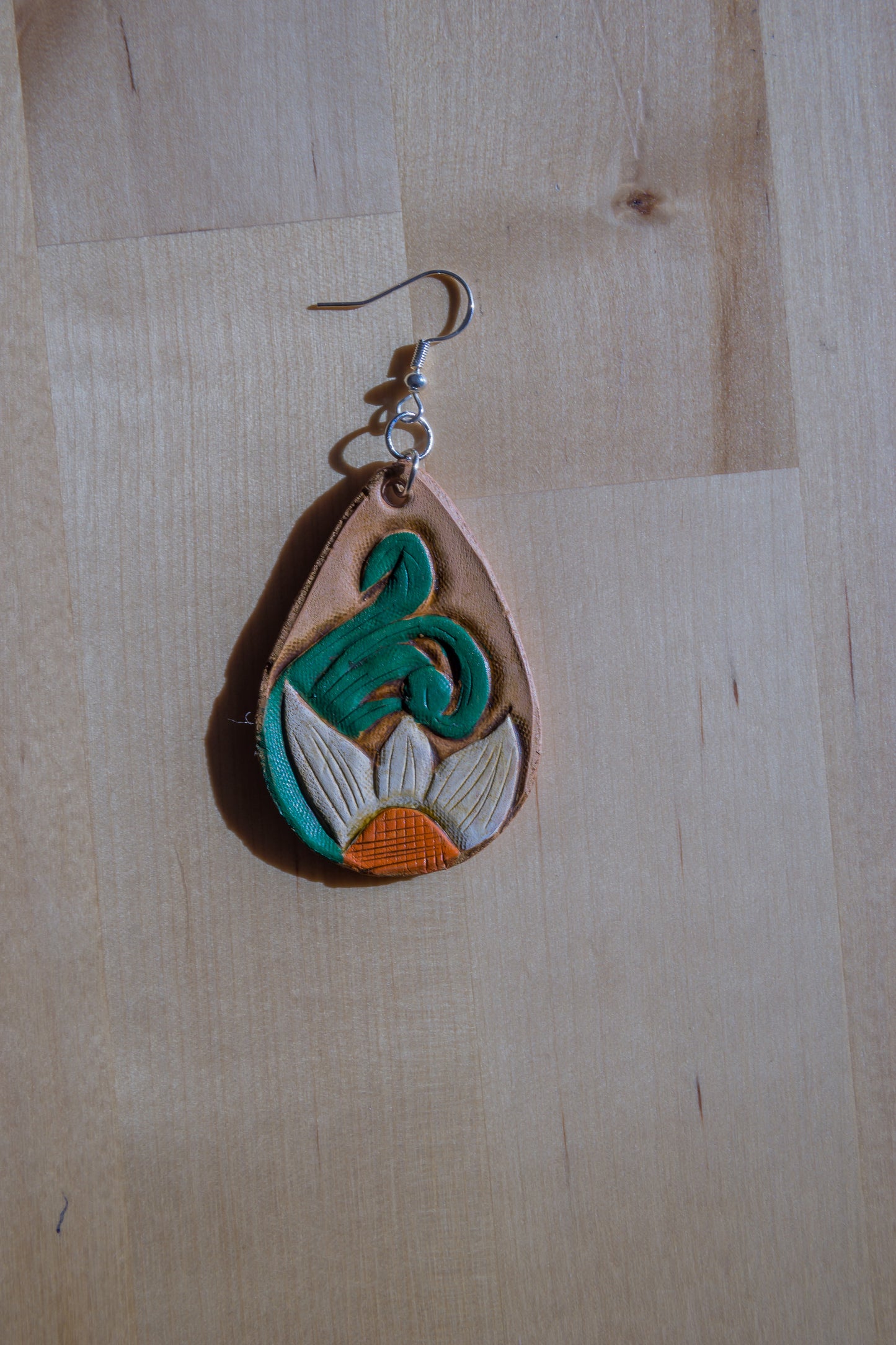 Brincos de Couro com Flor e Padrão Abstrato Pintados à Mão