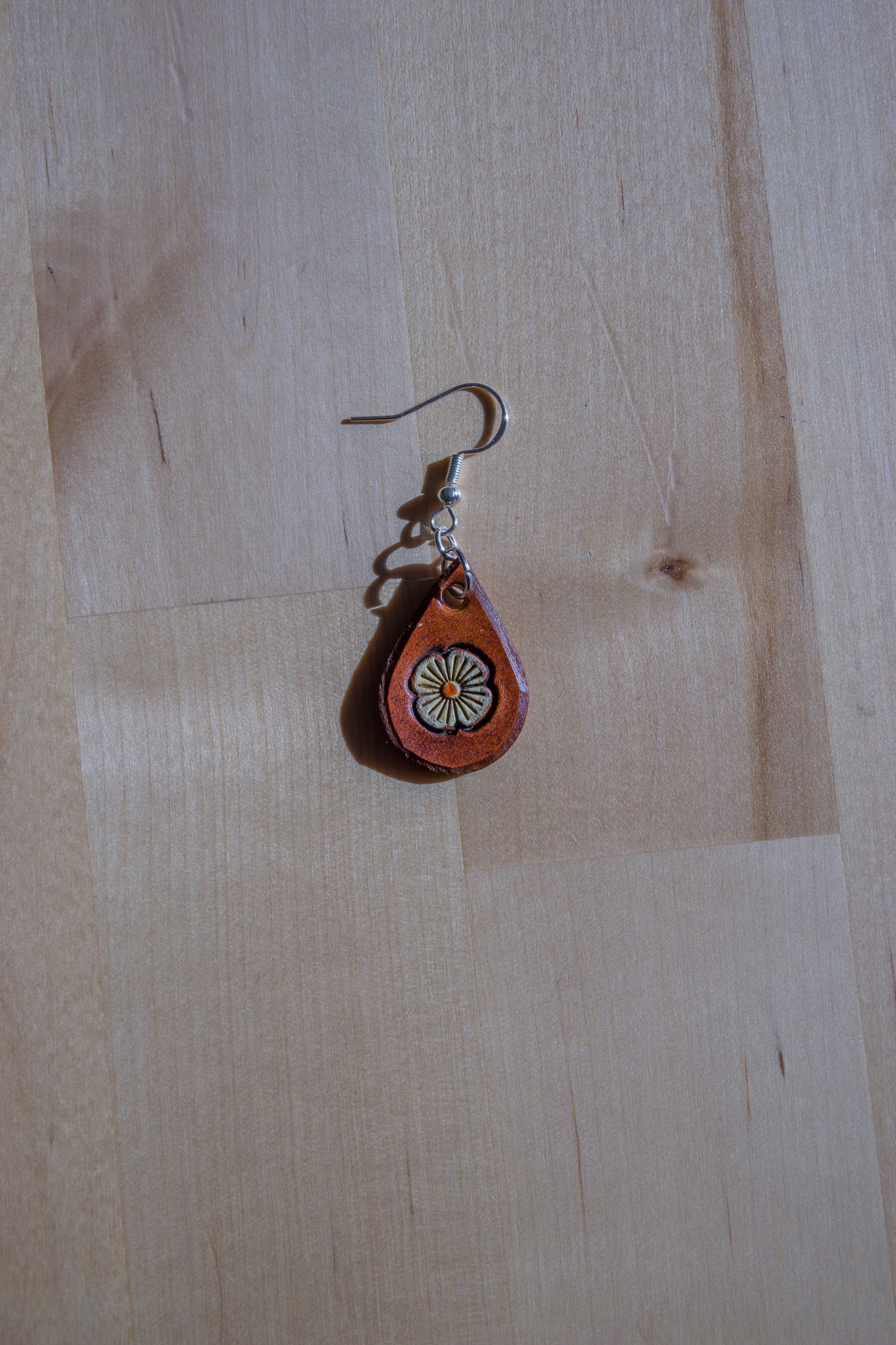Brincos de Couro Artesanais com Flor Pintada à Mão – Elegância Rústica