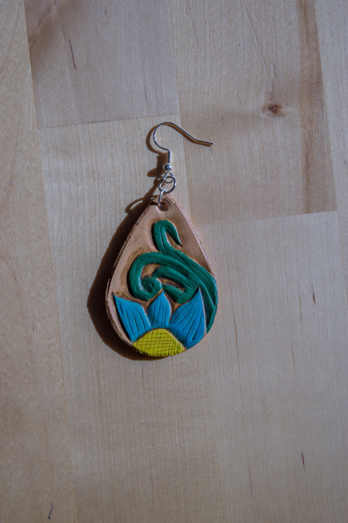 Brincos de Couro Artesanais com Design Colorido e Elegante