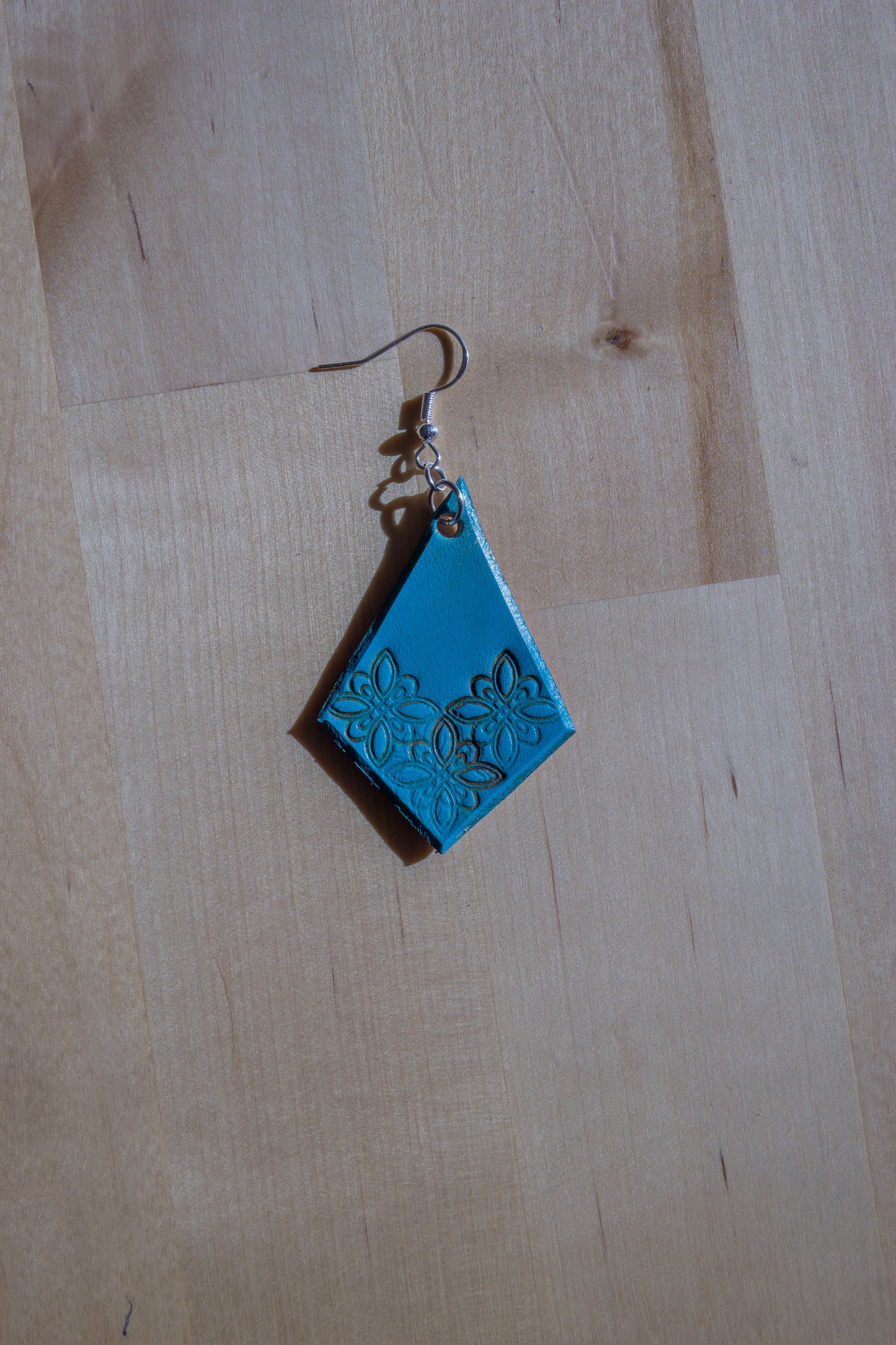 Brincos de Couro Turquesa com Flores Gravadas – Elegância Artesanal