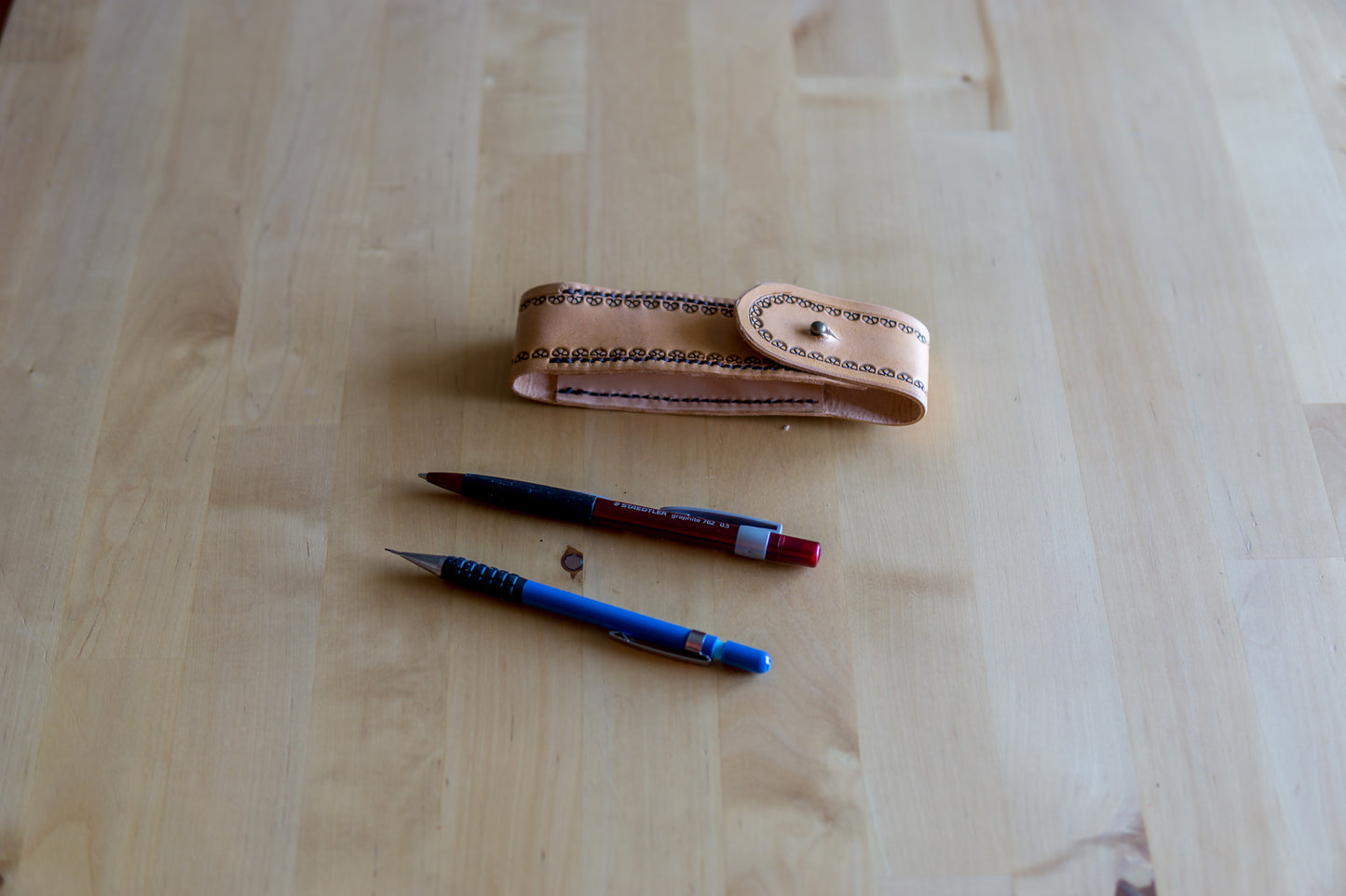 Estojo de Canetas em Couro com Padrão Floral Artesanal – Feito à Mão