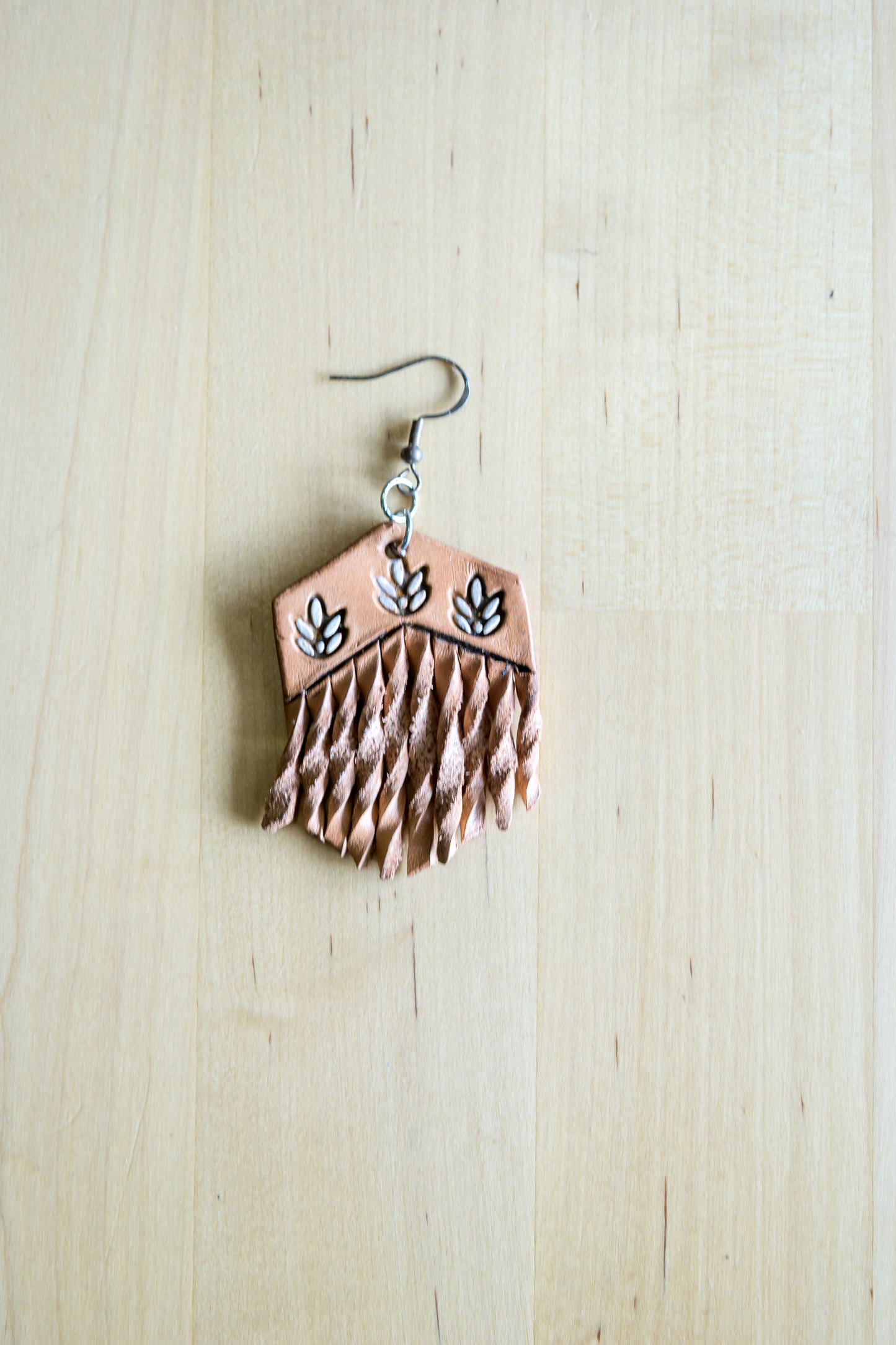 Brincos artesanais de couro formato alongado – motivos entrançados