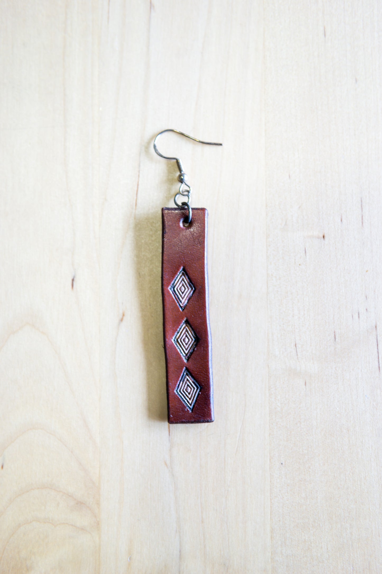 Brincos artesanais de couro formato barra – motivos abstratos castanho e lilás