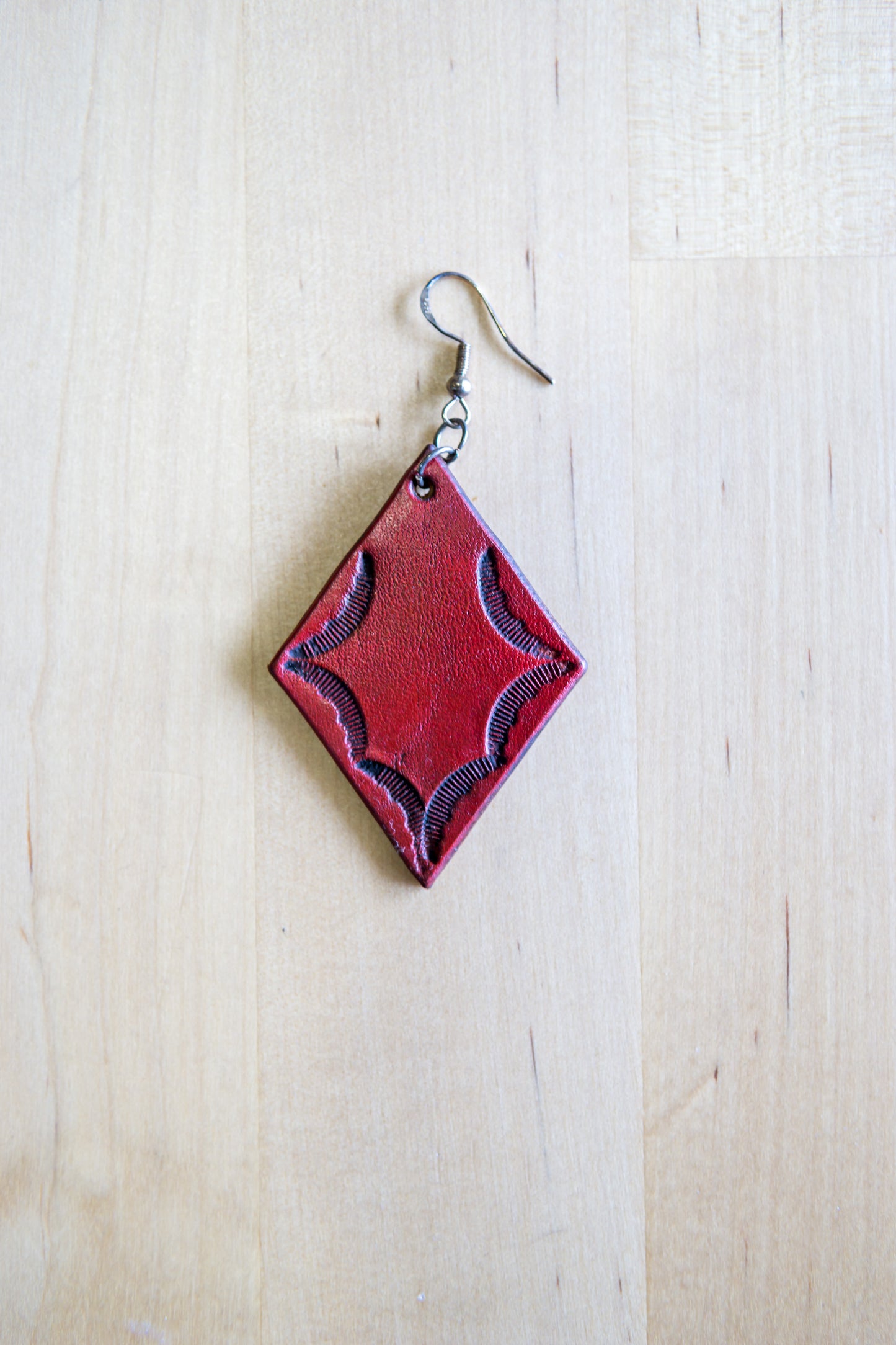 Brincos Artesanais em Couro – Losango com Motivos Abstratos (Vermelho)