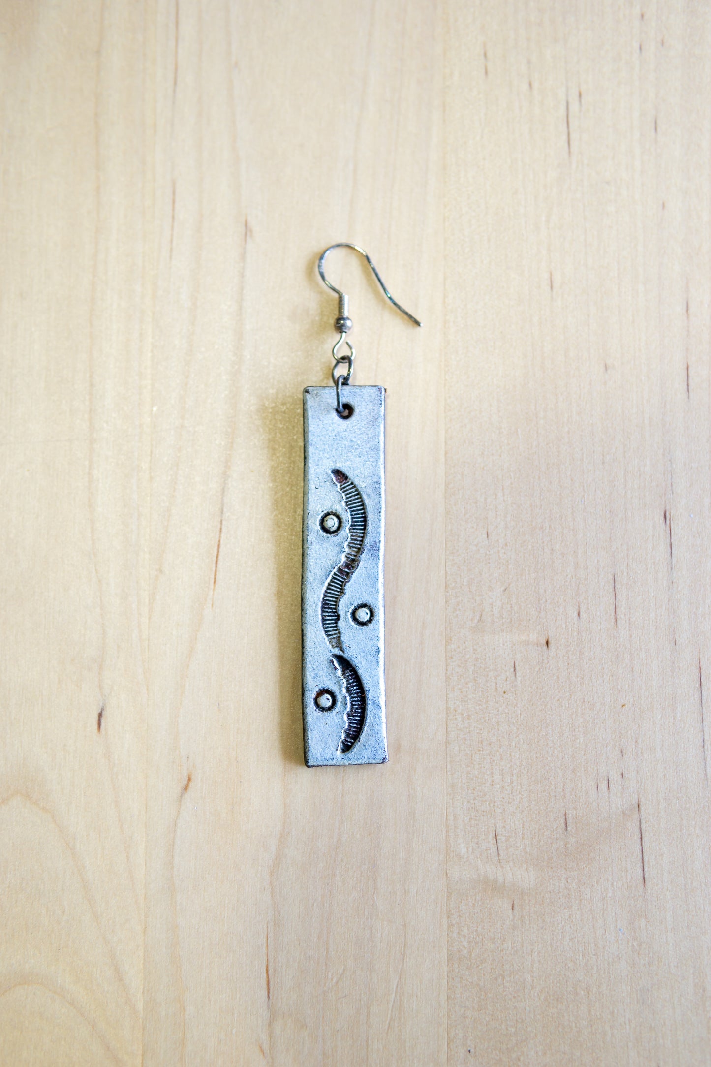 Brincos artesanais de couro formato barra – motivos abstratos turquesa e branco