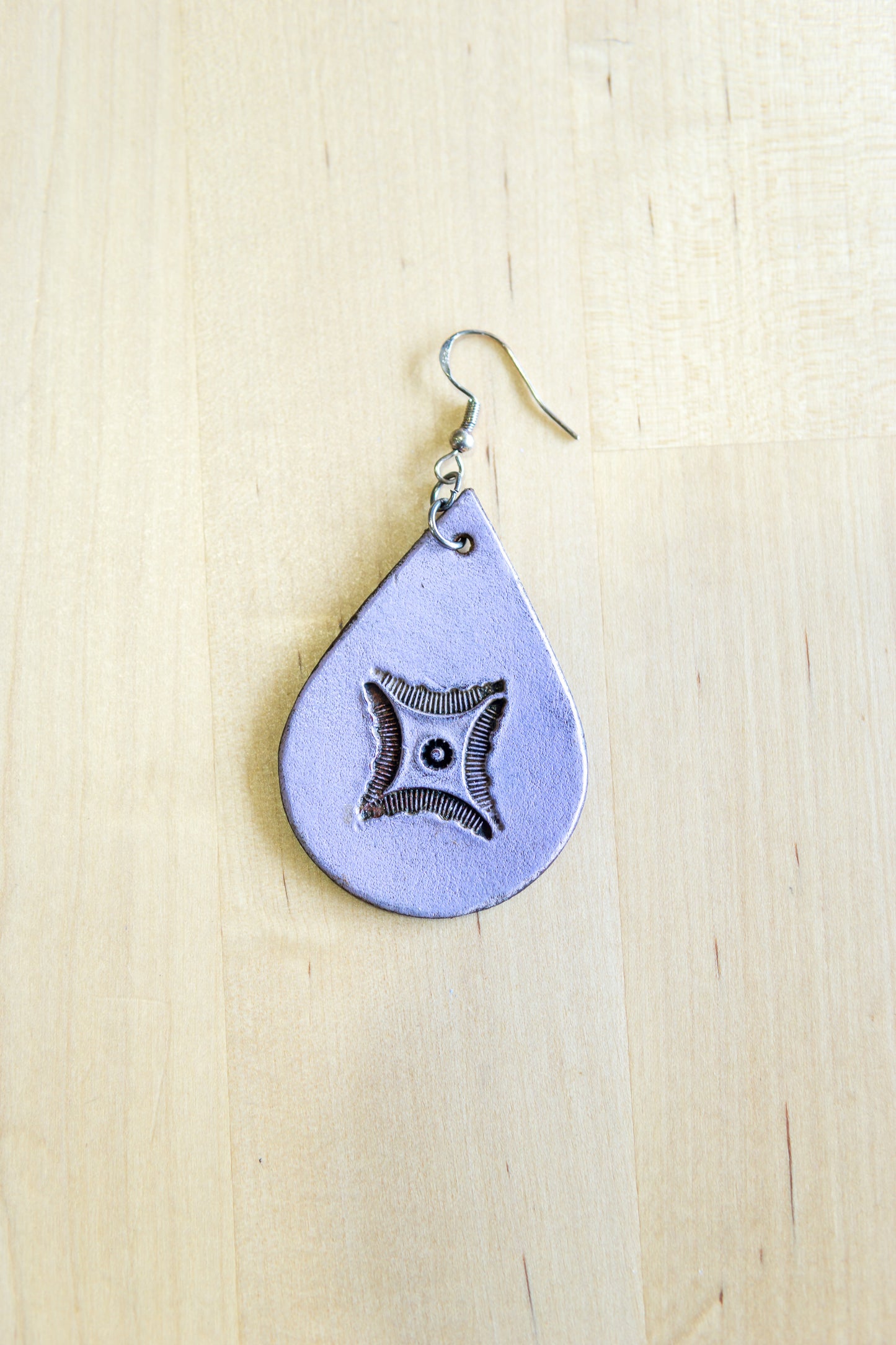 Brincos artesanais de couro formato gota – motivos abstratos lilás