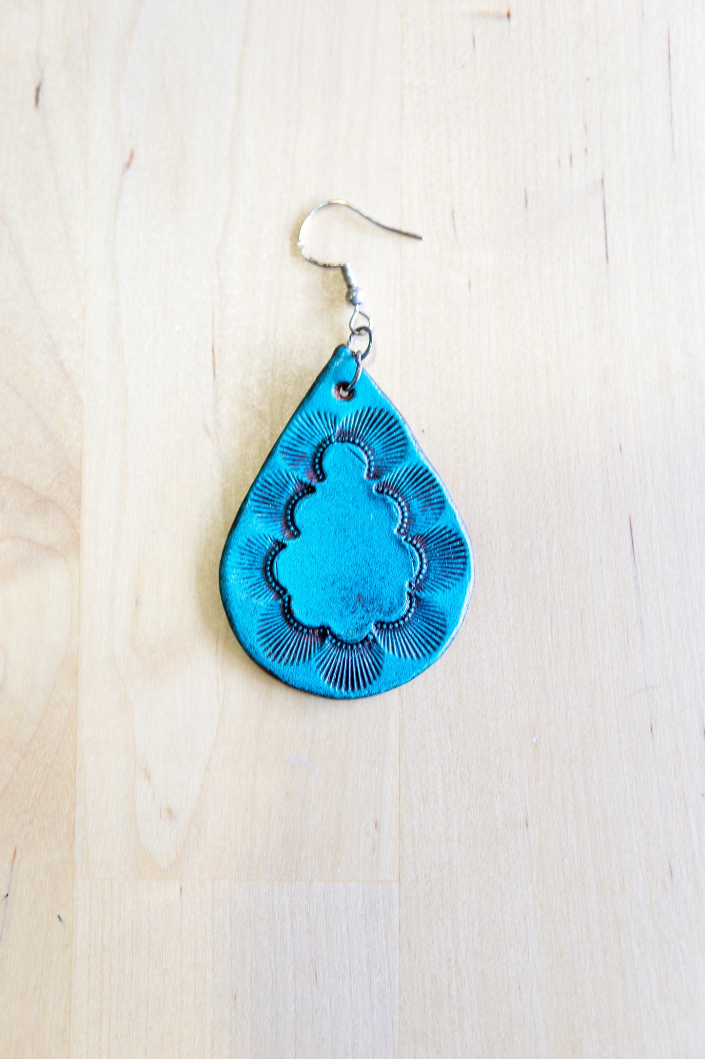 Brincos Artesanais em Couro – Gota com Motivos Abstratos (Turquesa)