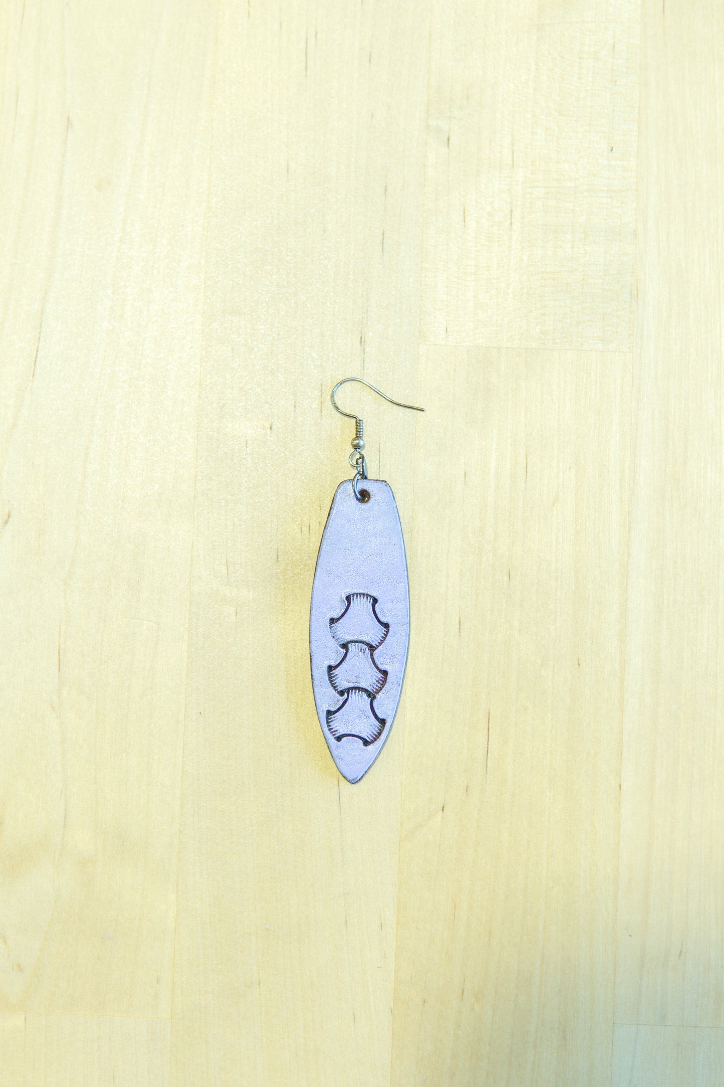 Brincos Artesanais em Couro – Prancha de Surf (Lilás)