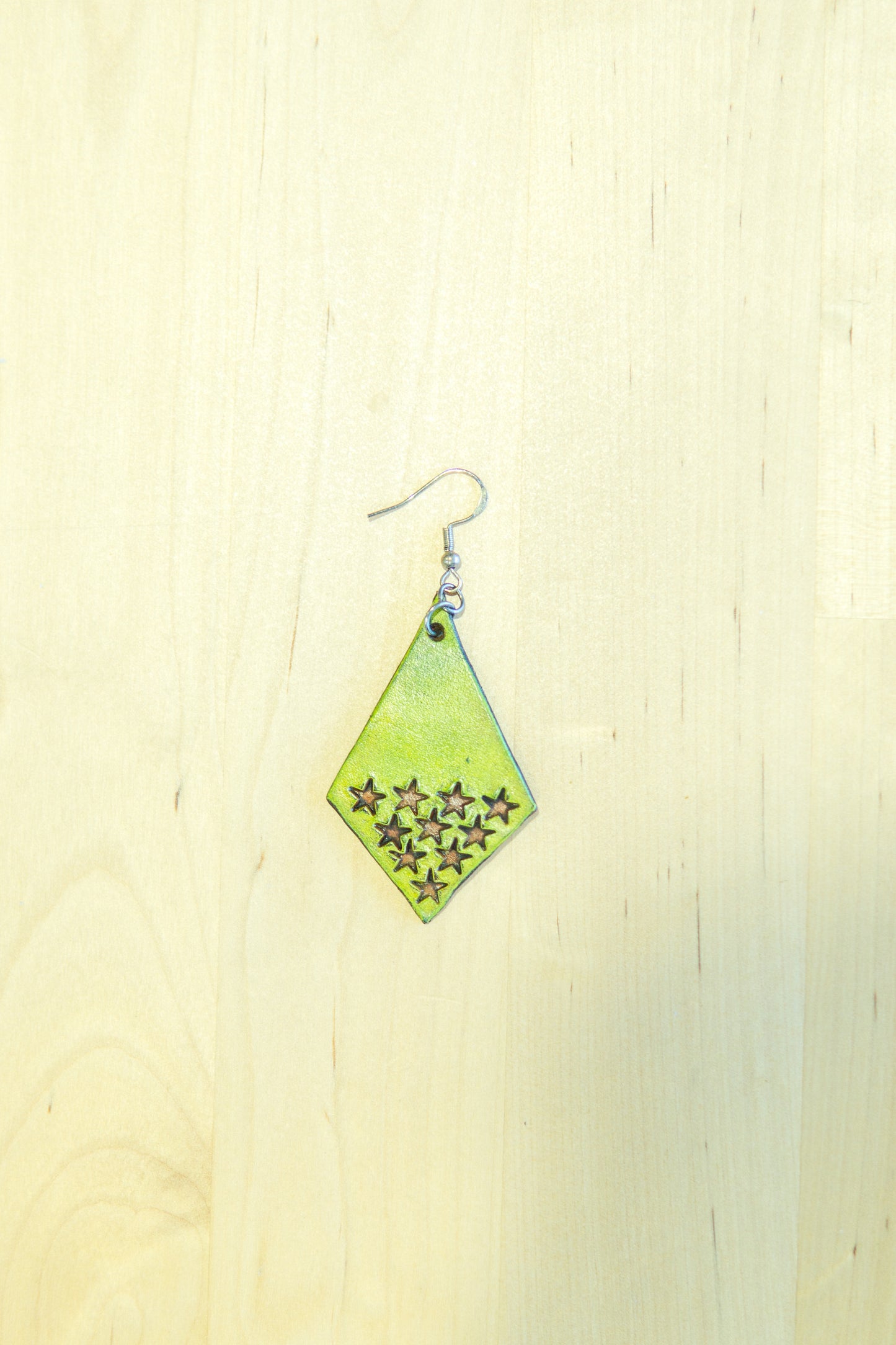 Brincos Artesanais de Couro – Formato Papagaio com Motivos Abstratos (Amarelo)