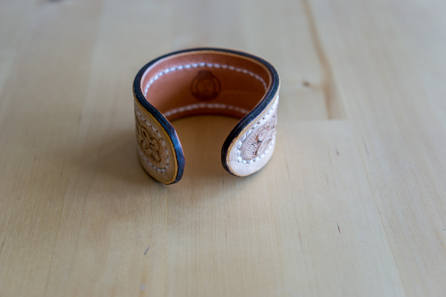 Bracelete de Couro Artesanal com Padrão Gravado – Forrado e Costurado à Mão