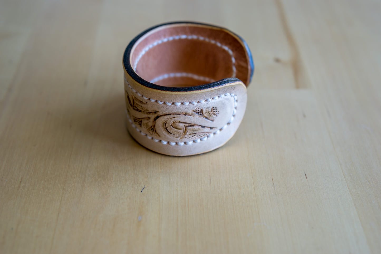 Bracelete de Couro Gravado Artesanal – Forrado e Costurado à Mão | Pinto Leathercraft