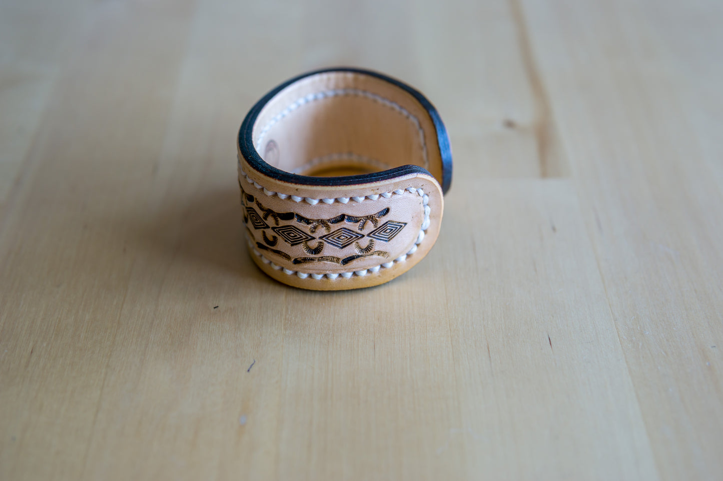 Bracelete de Couro com Padrão Tribal Gravado – Artesanal e Forrado | Pinto Leathercraft