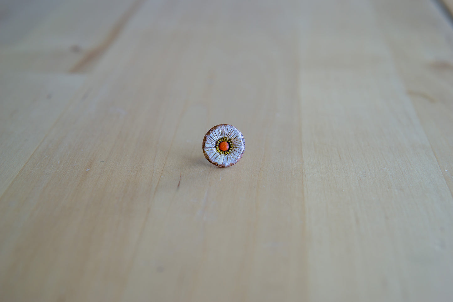 🌼 Brincos em Couro – Margaridas Pintadas à Mão 🌼