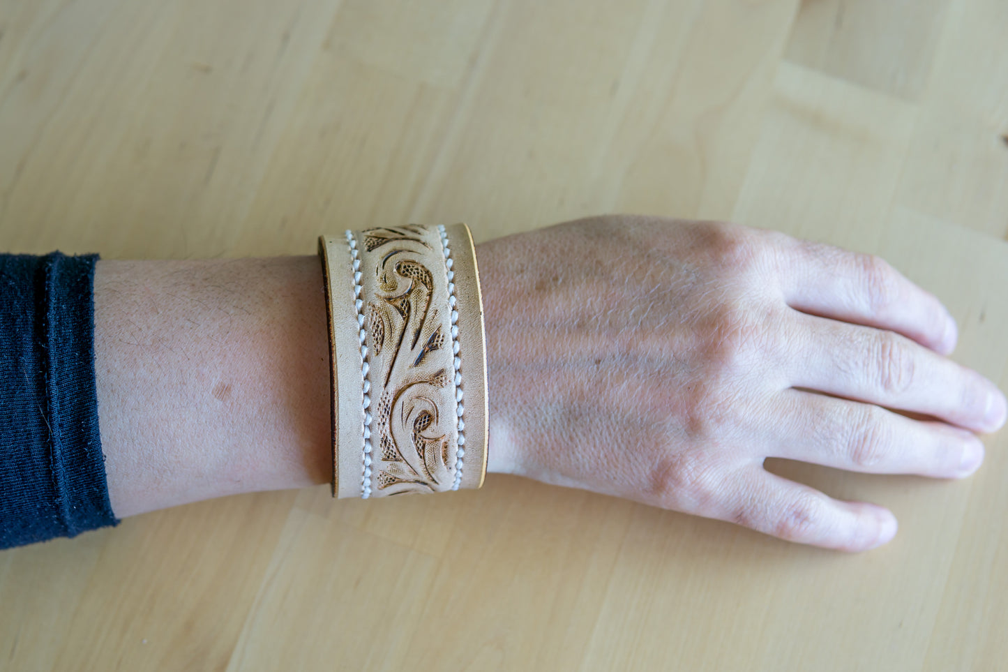 Bracelete de Couro Gravado – O Charme do Artesanato