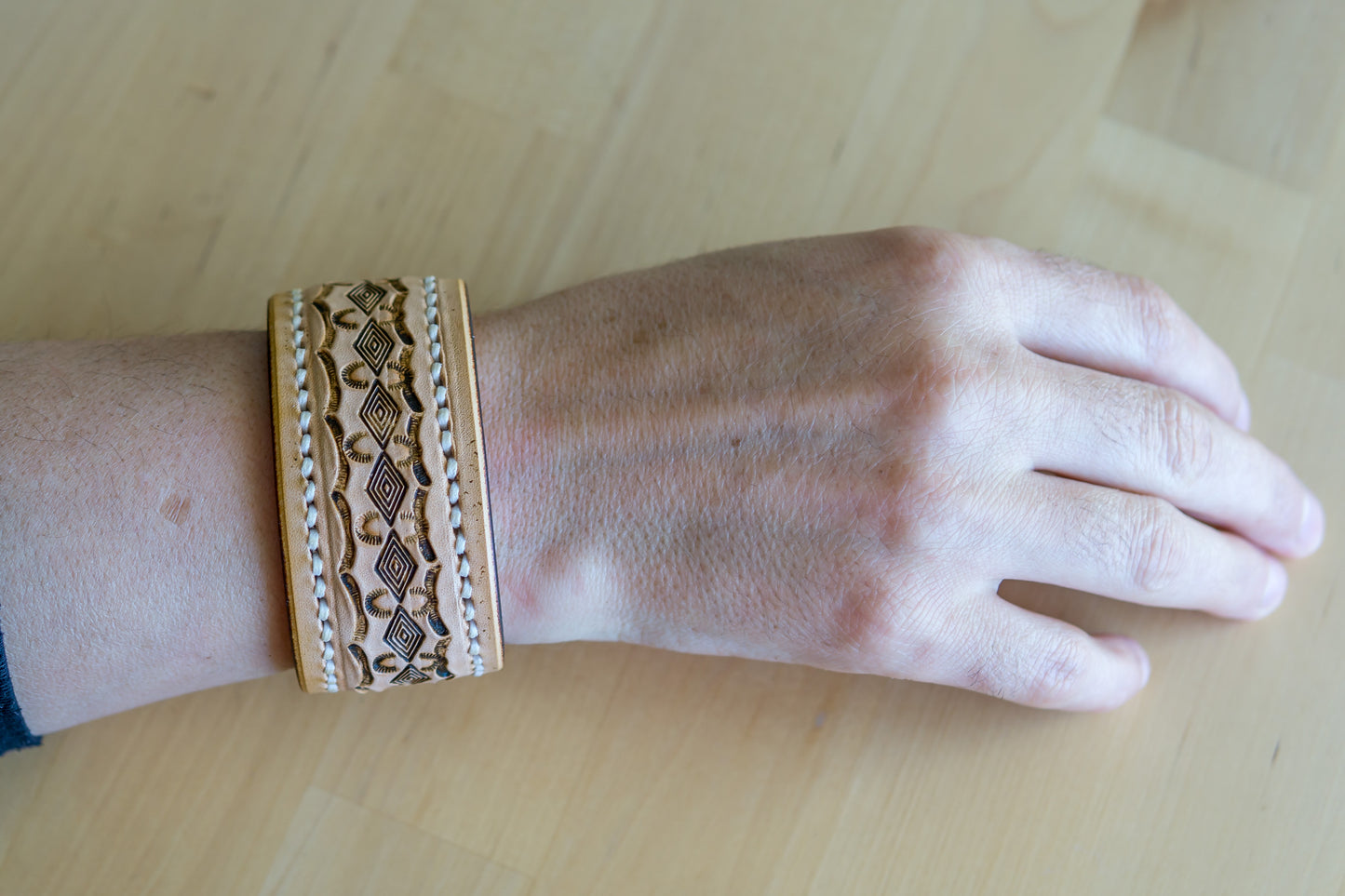 Bracelete de Couro com Padrão Tribal – Estilo e Autenticidade