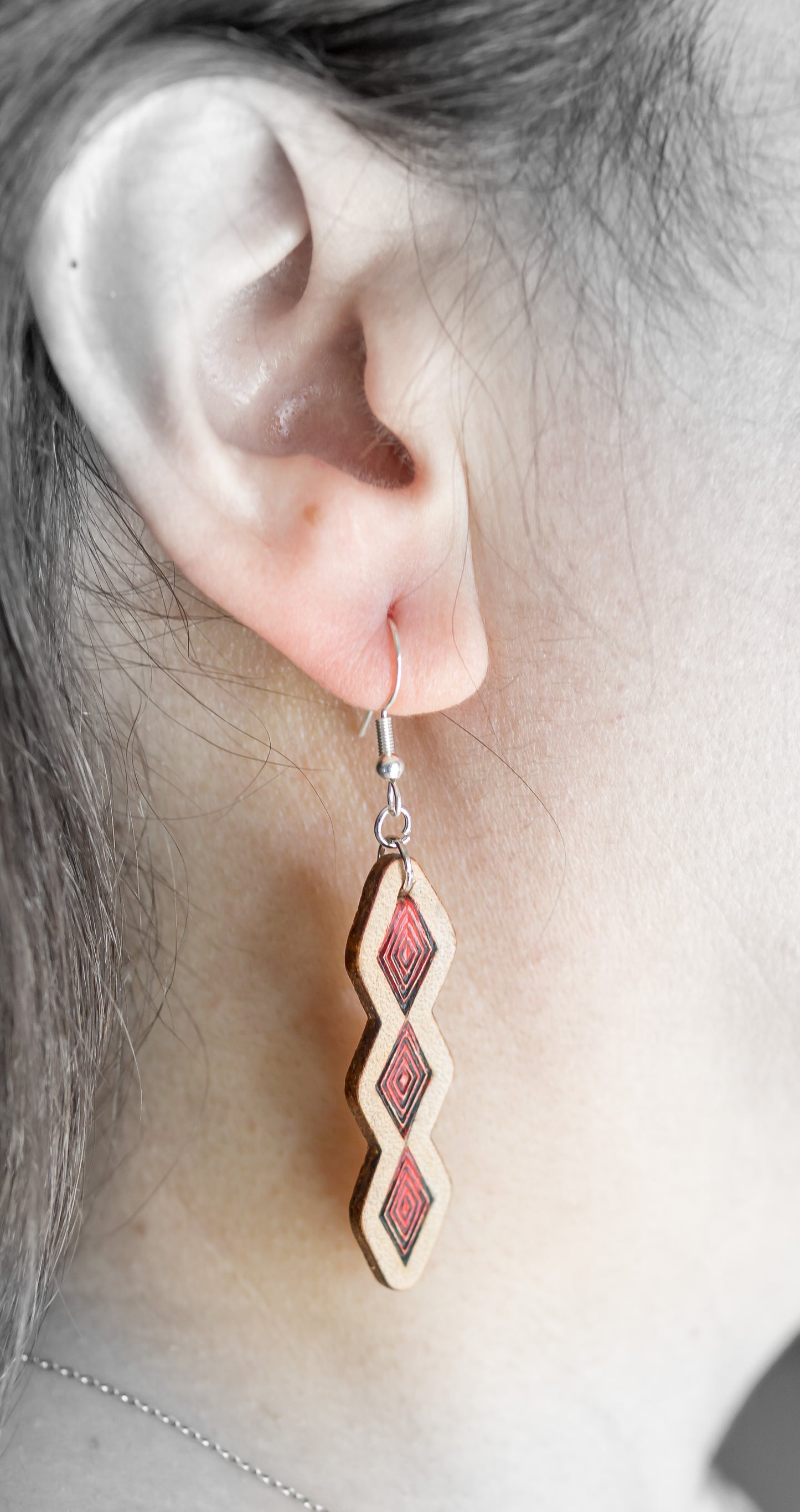 Brincos Artesanais Longos em Couro com Detalhe Vermelho Geométrico