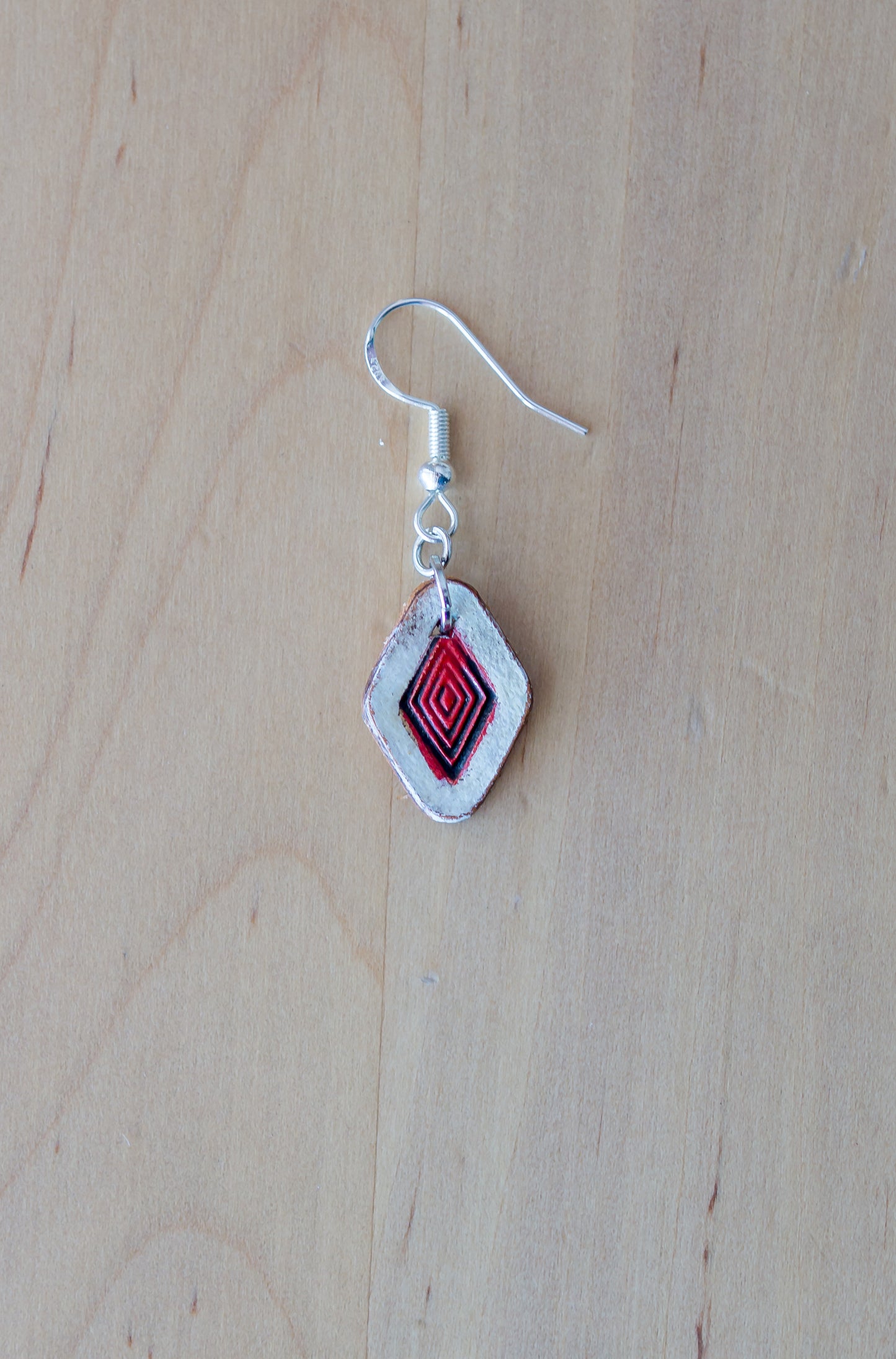 Brincos Artesanais em Couro Natural com Padrão Geométrico Vermelho Gravado