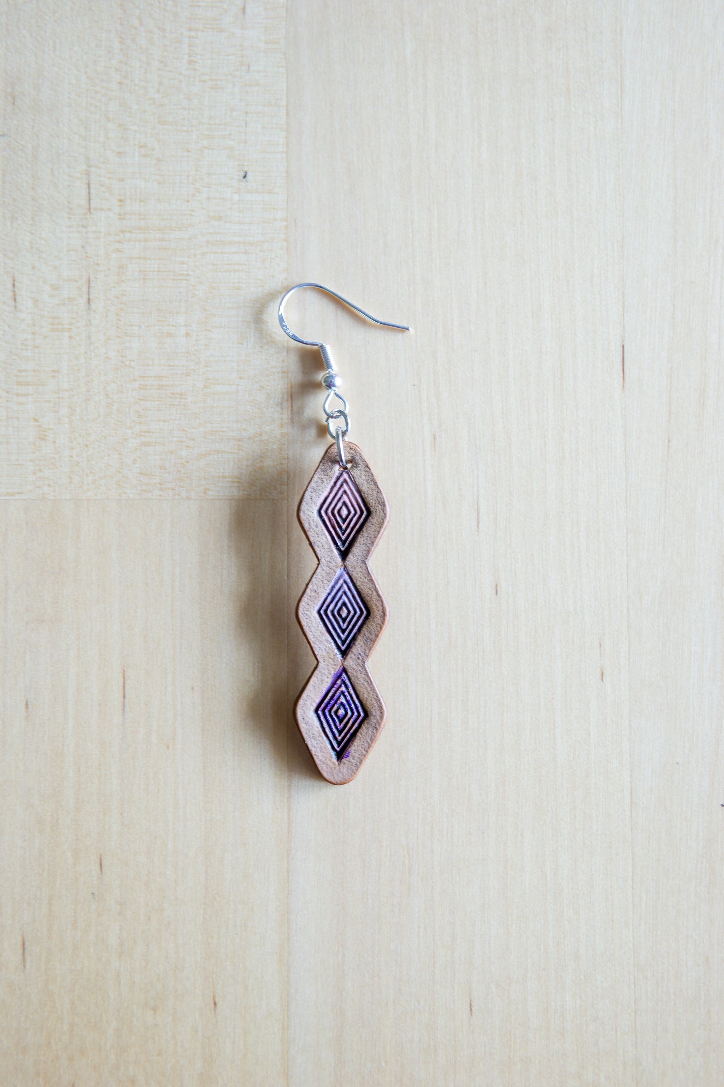 Brincos Artesanais Longos em Couro com Padrão Geométrico Azul